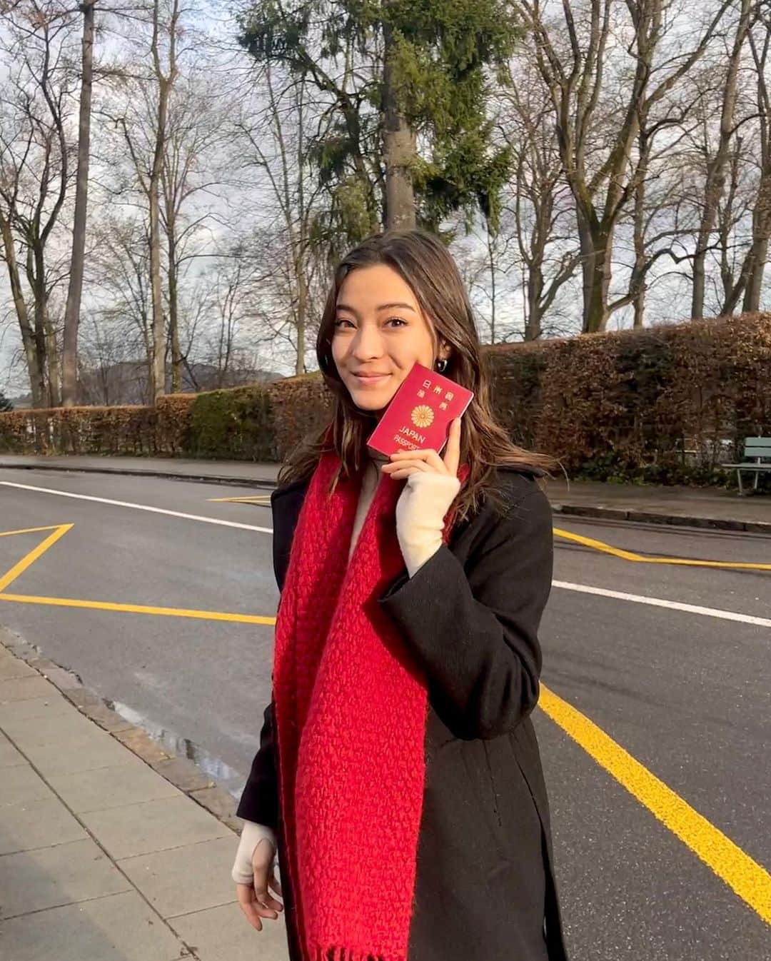 のインスタグラム：「I'm honored & excited to be the happy new owner of a japanese passport! 🇯🇵☺️   As a dual citizen, it feels like this part of my identity has been legitimized with this step - it means so much to me. I can't wait to travel to my motherland hopefully soon again 🖤」