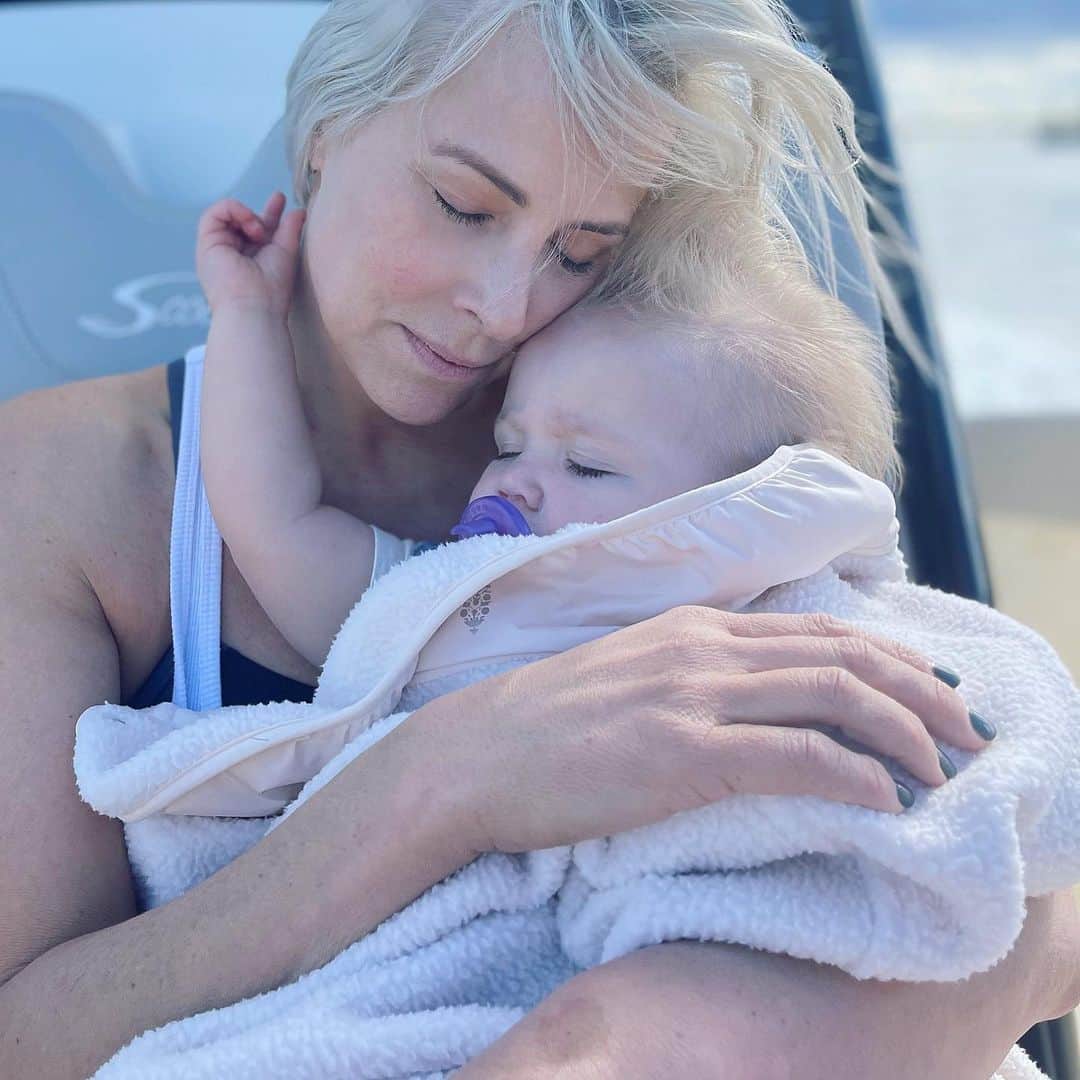 ブリタニー・ダニエルのインスタグラム：「Holiday snuggles!💗」