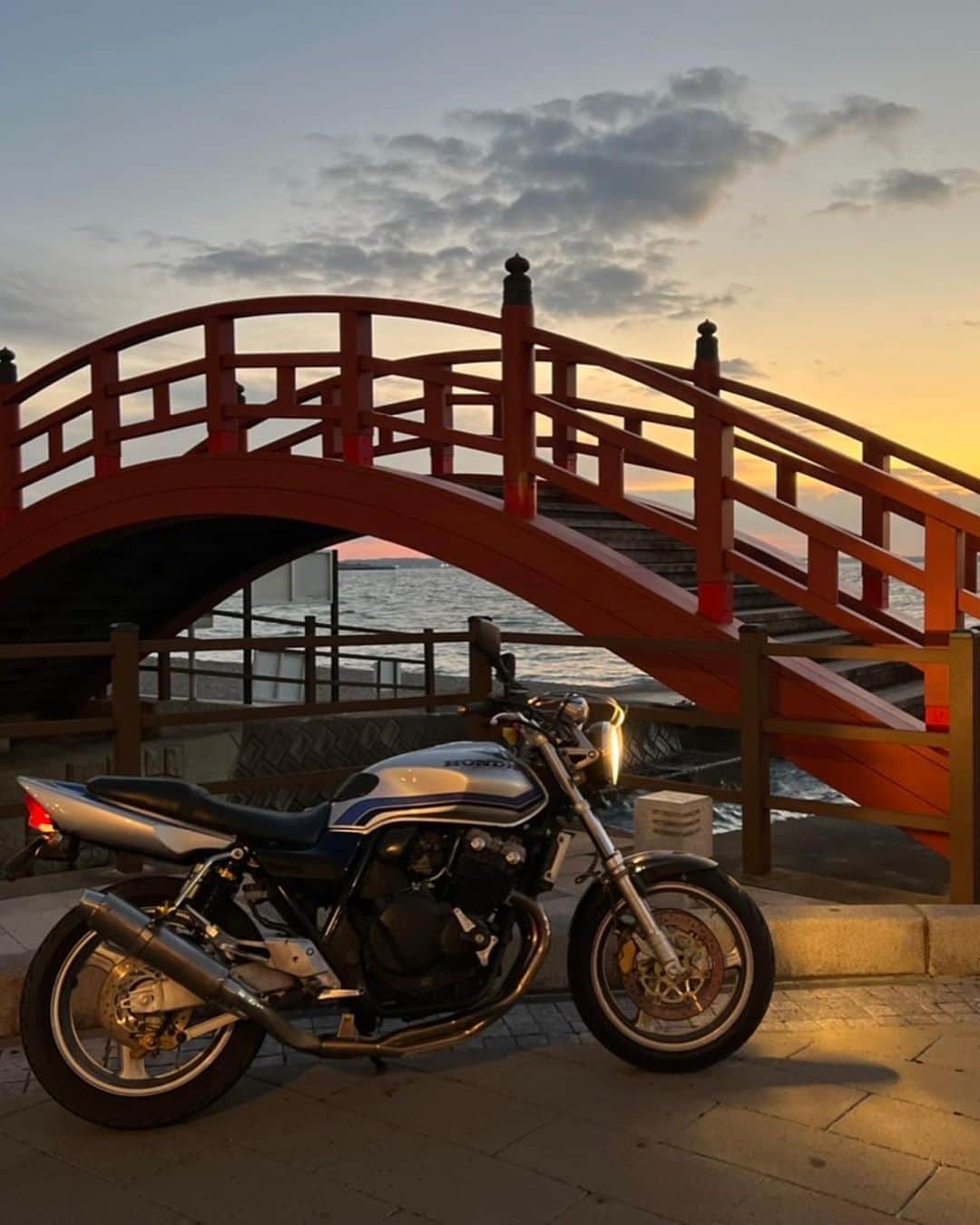 金田彩奈さんのインスタグラム写真 - (金田彩奈Instagram)「🤍  今年も1年間 ありがとうございました🥰  バイク！バイク！バイク！！の 1年でした🏍💓  来年も バイクに乗りまくりたいと 思います☺️🛵」12月31日 22時36分 - ayn120