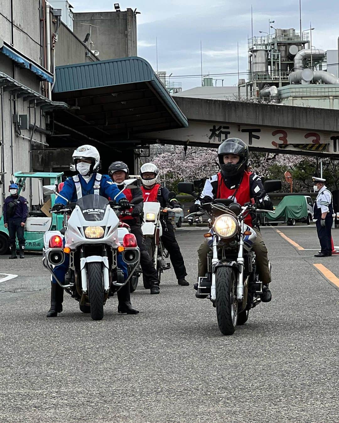 金田彩奈さんのインスタグラム写真 - (金田彩奈Instagram)「🤍  今年も1年間 ありがとうございました🥰  バイク！バイク！バイク！！の 1年でした🏍💓  来年も バイクに乗りまくりたいと 思います☺️🛵」12月31日 22時36分 - ayn120