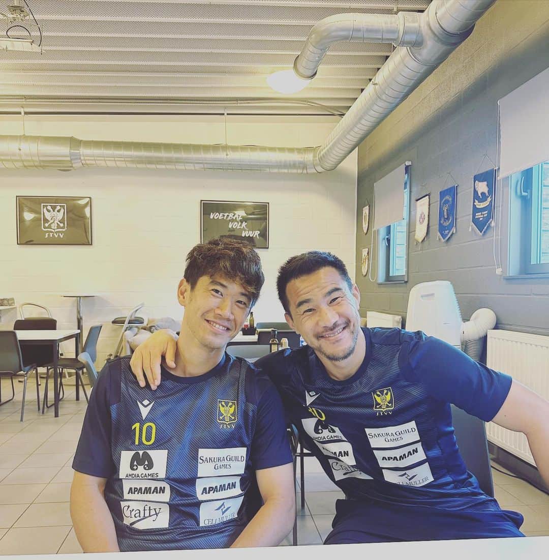 岡崎慎司のインスタグラム：「今年最後の投稿はW Shinji  です。 2人のW杯が終わった日に撮った写真。 俺は今年のこの瞬間を一生忘れる事はないと思う。 同じタイミングで3年前に、スペイン挑戦をして、今年はチームメイトになった。 W杯の日本代表発表後に悔しさを通り越して清々しい気持ちになれたのは1番共感できる真司がいてくれたからだと思う。 だから今年最後にこの写真を選びました🫡 来年はまた新たな挑戦の始まりにしたい。 皆さんにとっても何か挑戦する年になる事を願っています！ 皆さん今年1年お疲れ様でした！ 良いお年を🎆  #勝手に投稿 #ゴメン真司」