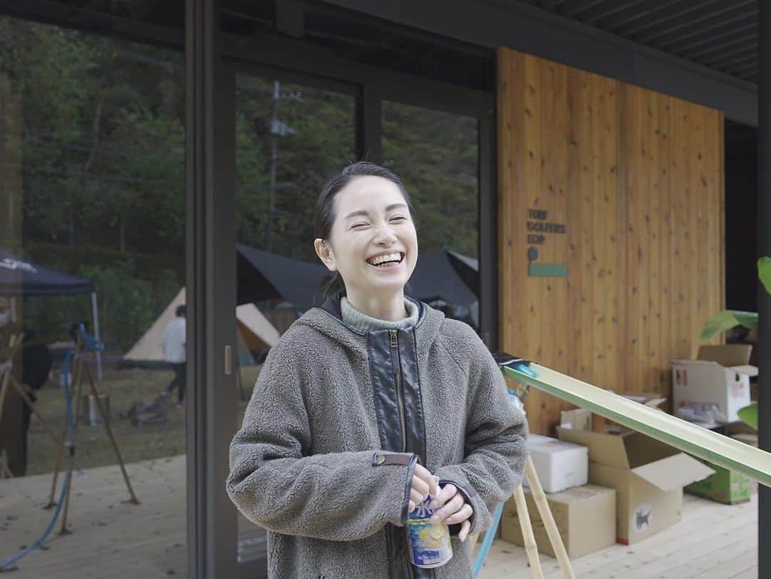 寺田有希のインスタグラム：「2022年が終わりますね✨ 皆さん、どんな1年でしたか？  わたしはチャレンジの1年でした。 ミュージカルをやりたい！ もう一度、演劇と向き合いたい！ そう思い立った2022年1月。 気付けばわたしは、 歌のレッスンに通い始め、 ミュージカルのオーディションを受けておりました。  種を植えた2022年。 さあ、2023年は芽が出るでしょうか？  もし芽を出すことができたら、 大事に育てていきたいと そんなことを思う2022年大晦日です☺️✨  12月3日には オンラインコミュニティSTAGEのオフ会を！ 内容盛りだくさん、 めちゃくちゃ楽しい時間でした🥺✨  この1年もSTAGEと共にあったなあ。 STAGEのメンバーさんに助けられ、 少しくらいは助けることがでして、 共に少しずつ前に進んできました。  来年はもっと、前に上にいこう！！！  2022年もありがとうございました！ 2023年でお会いしましょう！！！🙌  #2022年 #大晦日 #2023年 #年越し #オンラインコミュニティ #STAGE #ありがとう #寺田有希 #teradayuki」