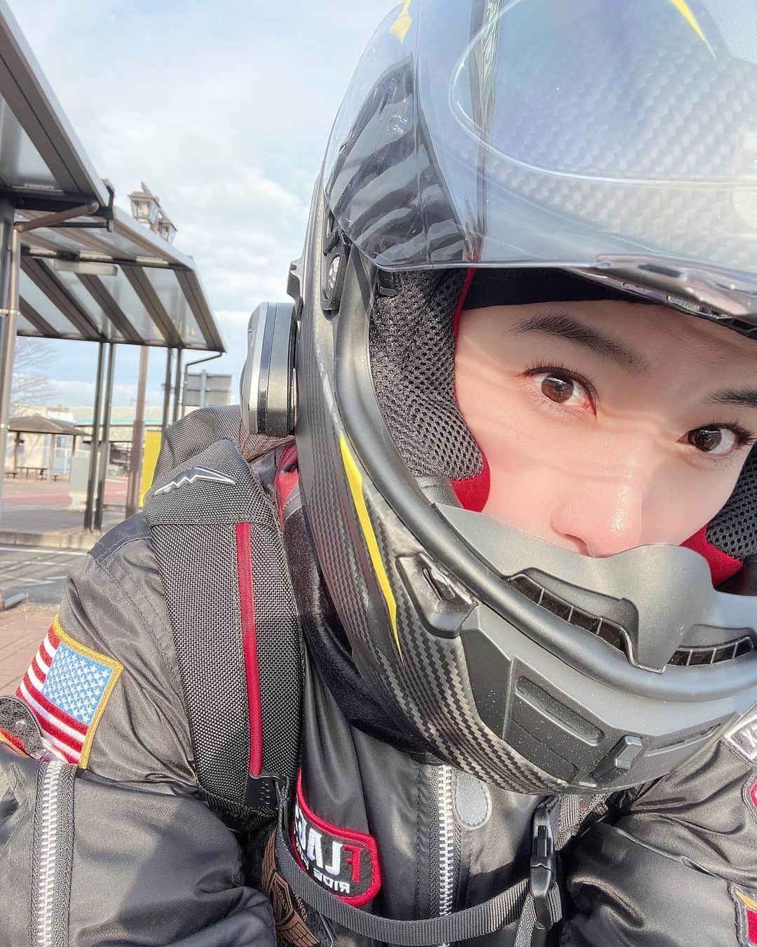 金田彩奈のインスタグラム：「🤍  今年も1年間 ありがとうございました🥰  バイク！バイク！バイク！！の 1年でした🏍💓  来年も バイクに乗りまくりたいと 思います☺️🛵」