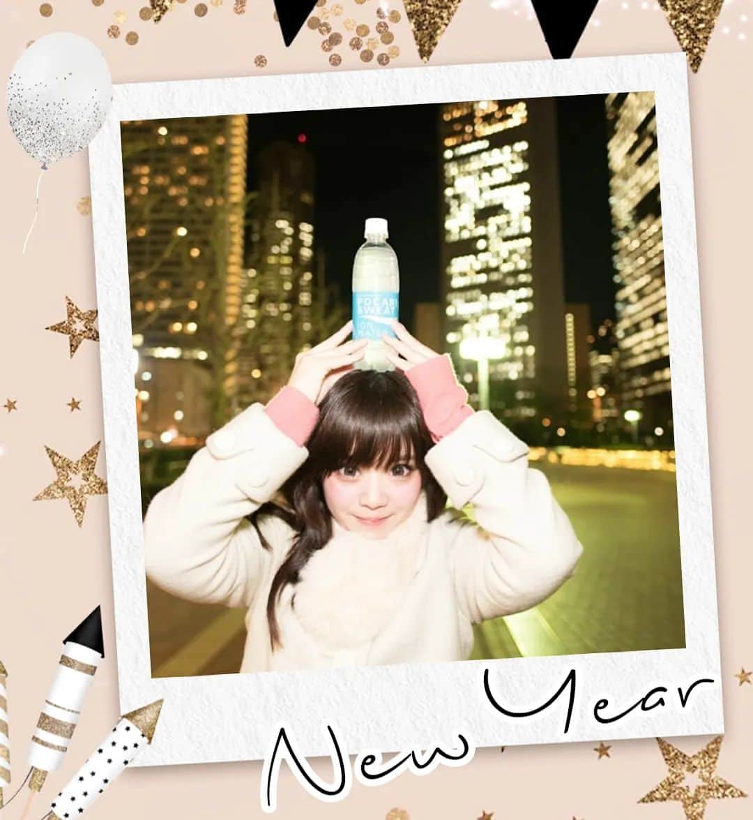 hoshizaki eriのインスタグラム：「大晦日ですね❣️⁡⁡ 毎年言っている気がしますが⁡ ⁡⁡1年経つのが本当に早すぎる😭💦⁡ ⁡ 今年は たくさんの方と出会えて⁡、 ⁡仲良くしていただけて⁡ ⁡とっても幸せでした❤⁡🐰🫶 ⁡ただ、下半期は持病が悪化したせいもあり 投稿も少なくなってしまったりして とっても⁡悔いが残ります(´；ω；｀) ⁡ ですが！⁡来年は気分も新たに⁡ 自分なりに マイペースですが前向きに ⁡生きていきたいと思ってます❤ ⁡こんな私ですが、⁡ 変わらず仲良くして下さったら⁡ ⁡とっても嬉しいです❣️🥰🫶⁡⁡⁡ ⁡ ⁡写真は ポカリスエットのweb広告で⁡ ⁡新宿で撮っていただいたもの🥰⁡⁡⁡ ⁡とってもお気に入り写真です📸 ⁡ 来年も⁡皆様にとって⁡ ⁡良い年になりますように❤⁡🥰🫶⁡ ⁡いつも本当にありがとうございます♡⁡ ⁡来年も仲良くしてくださいね❤ ⁡⁡ ⁡#2022 #大晦日⁡ ⁡#お世話になりました⁡ ⁡#来年も仲良くしてください⁡⁡ ⁡#web広告⁡ ⁡#撮影📸⁡ ⁡#良いお年を⁡ ⁡#🐯 ⁡#🐰 ⁡#病気に負けないぞ⁡ ⁡#健康第一」
