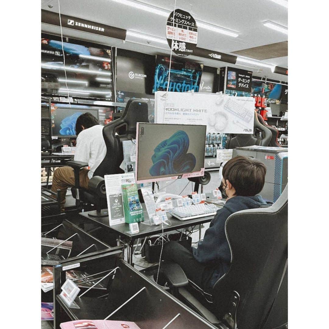 のインスタグラム：「皆さん、2022年最後の日、いかがお過ごしでしょうか？  私は名古屋でのPOPUP終わりから息子たちと姪っ子たちと大阪で過ごし、今はみんなでおうちでゆっくり紅白歌合戦を観ながら年の瀬を迎えております🎤✨  2023年も皆様にとって笑顔溢れる1年となりますように、心からお祈り致します😌🤲🏻✨  来年もどうぞよろしくお願い致します😌💝✨」