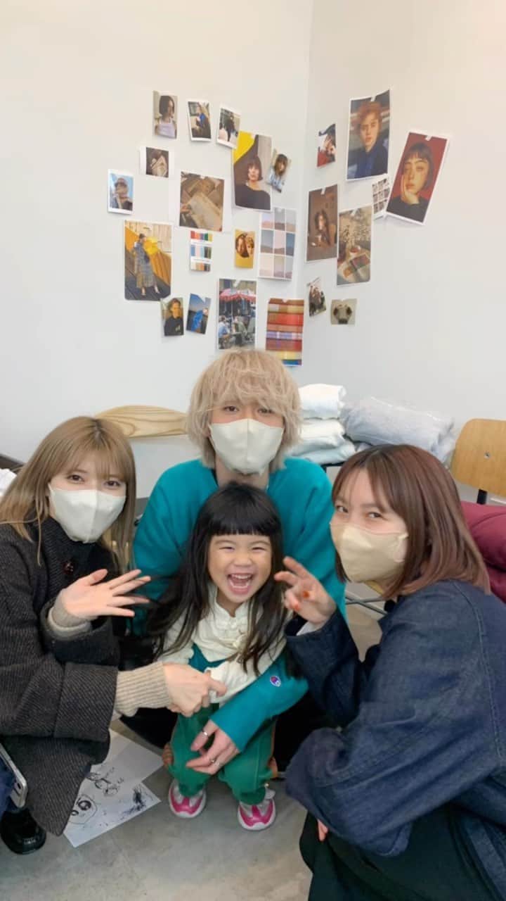 小松美緒のインスタグラム：「ことと優しいスタッフみんなの2022  まとめました🐣　  @wyeth.salon  @olsen_dba_balloonhair   日曜や祝日、それ以外でも本当に一緒に行くことがすごく多くなった今年、　 スタッフみんなが助けてくれて　 子連れ出勤を可能にさせてくれました🥲　　 なにより、ことはスタッフみんなが大好きです！！　  そしてお店のお客様もちょっとことがぐずったりうるさくした時も　 優しく対応してくださり、　　 本当に皆様の優しさに助けられています🙇‍♀️   来年もまたたくさんWYETHにはことと一緒にいることも増えるかもしれません！　　  ご迷惑おかけすることもたくさんあるかもしれません🥲 どうかどうか、よろしくお願いします🙇‍♀️」