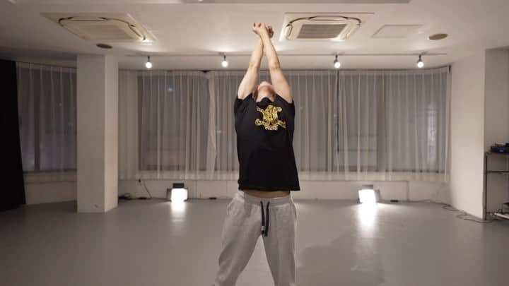 avecooのインスタグラム：「この世の中にはあたいよりダンスが上手い人はたくさんいるし、あたいより振付が上手い人もたくさんいます。  でも、こんなにたくさんの人に支えられて愛されてる人は居ないと思っています。 本当にいつもありがとう。  皆んなとの出会いに感謝をして、 また来年も皆んなと色んな挑戦をしたいな。  あたいもガンガンまだまだぶっ飛ばして行くから 着いて来な❤️ww  2022年もありがとう。  いざ、2023年へ🔥  ♪music♪ #糸  #choreographer #avecoo #dance #jazzfunk #良いお年を」