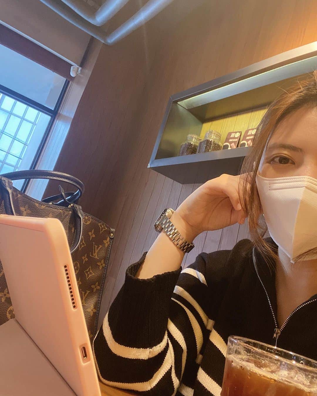 チョン・ユネ のインスタグラム：「Good bye 2022 올 한 해도 수고 많으셨습니다🫡 항상 응원해 주시고 사랑해 주셔서 감사해요 내년에는 제가 좋은 기운더 많이 전해드릴 수 있도록 노력할게요! 늘 건강이 제일 중요한 거 알죠? 행복한 2023년이 오길 바라며 💖」