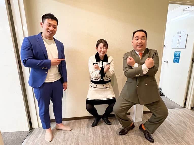 諸國沙代子のインスタグラム：「. 年越し特番 #笑って年越し の 大阪・なんばグランド花月中継で 2022年仕事納めでした🎤 ありがとうございました！ . 朝はお泊まりに来ていた 甥っ子ちゃんズと遊んで目一杯楽しみ、 夕方からはNGKの舞台袖で大笑いして、 めちゃくちゃ幸せな大晦日。 . 中継後に #ミルクボーイ のお2人と 写真を撮って頂きました🥛👦 . ラジオ体操第1の2番目の #アレ で 縁起良く今年を締めたので 2023年はアレするぞー🐯⚾️ . 皆様、良い年をお迎え下さい✨」