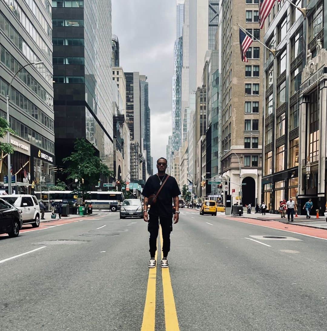 サネリー・ジェームズのインスタグラム：「Follow your path and don’t get distracted from all the “noise” around you. We don’t know eachother’s battles, so be nice and try to stop judging(not easy😁). Believe in yourself, open your heart and listen to it. Let’s connect instead of being divided by stupid systematic views. We can do this! Let’s fill up our beautiful planet with this magical energy we call love! 💫   Wish you a very blessed and healthy 2023. MUCH LOVE!! ♥️」