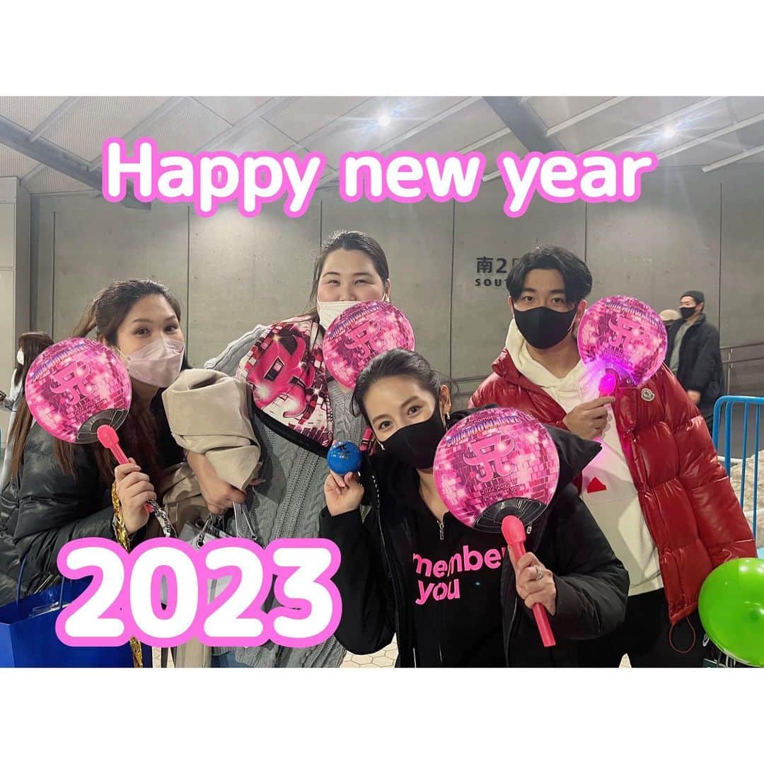 立花陽香のインスタグラム：「あゆのカウントダウンコンサートで年越し💗💗可愛いくて幸せでした🥺 大きなお姉ちゃん２人と、すばしっこいお兄ちゃんの連携プレイで、サインボールget✌️ マーチャンも楽しそうでした🥳 神席✨ありがとう💓💓💓  #浜崎あゆみ #ayumihamasaki #TA #カウントダウンライブ #rememberyou」