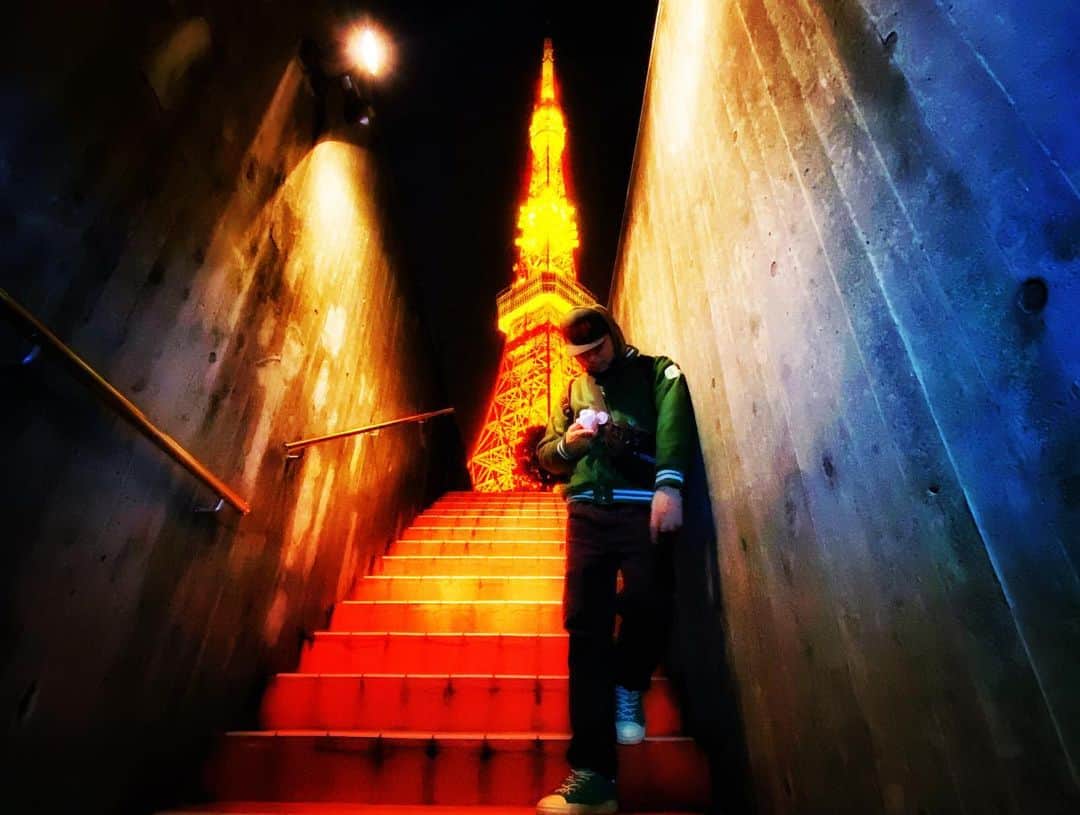 大江健次のインスタグラム：「2022年がまもなく終了🐯→🐰 皆様にとってどうか良い年を迎えられますように🙏  今年は何だかウネウネしてた😳 期待するとチグハグとなり 期待していない所から突然とんでもない光が差したり🌞 難しい時間帯は何度もあったけど、、 結局ほとんどの時間帯、明るく生きてました🤣🤣  ハゲではいますが、自分からは輝けぬ 照らしてくれる人が居るから光ってる🌖　 周りの人に感謝の日々は続くヒェ🔥 ありがてぇーーーと心の底から思える事ばかり たくさんの絶景を見れました🔥🔥🔥  いよいよ2023年はデビュー20周年✨ 来年の気持ちはまた来年に💪 とにかく今年、無事、以上。  このあとけいちょんチャンネルで 年越し配信ありますんで、何卒🗼🦭  #ヒェ」