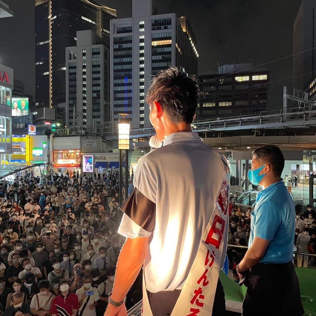朝日健太郎のインスタグラム：「令和4年の大晦日を迎えました。今年1年、多くの方に支えられ、励まされました。心より感謝申し上げます。 本年は私の6年間が都民の皆様に評価される選挙の年であり、無事2期目の議席を与えていただきました。 引き続き職責を果たすべく、全力を投じる覚悟です。  令和５年は卯年。年男となるのでこれまで以上に精力的に動く、節目の年にしたいと思っています。 あらためて今年一年を振り返り、感謝と共に新年を皆さんと一緒に迎えたいと思います。 2022年もありがとうございました。 朝日健太郎」