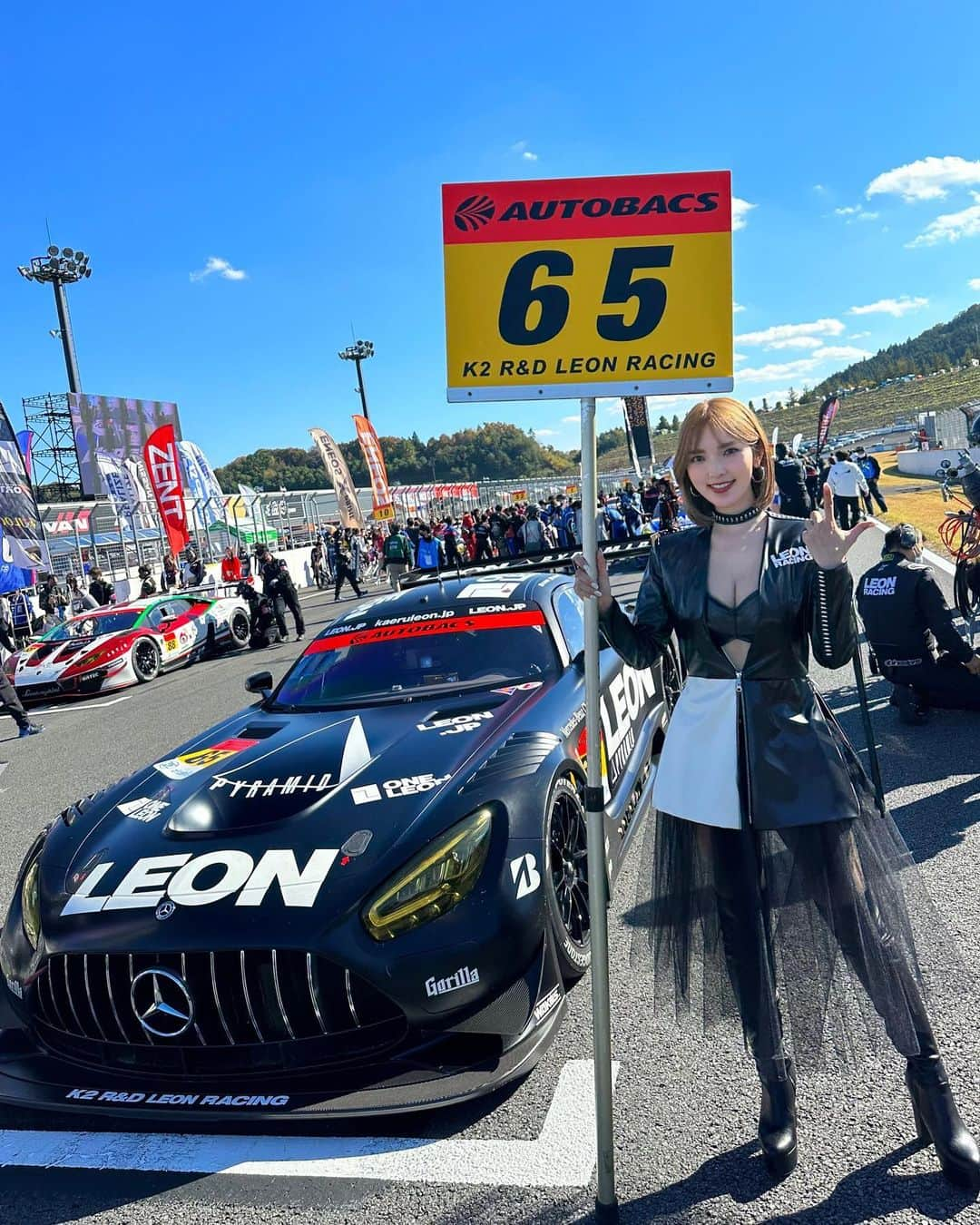 石原未梨さんのインスタグラム写真 - (石原未梨Instagram)「. これでLEON RACING LADYの写真も最後かな🖤  2022年お世話になった皆さま、そして応援してくれたみんな、ありがとうございました💗  良いお年をお迎えください🤍  #LEONRACING  #K2RDLEONRACING #LEONRACINGLADY #LEONPYRAMIDAMG #65 #SUPERGT」12月31日 23時02分 - miri_ishihara