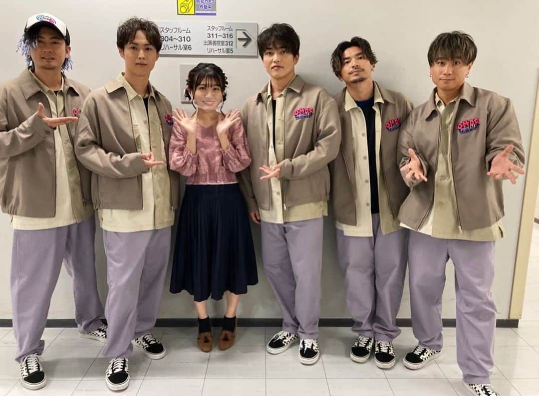 のインスタグラム：「：「OH!舞 DA PUMP!! エボリューション」さん  DA PUMPさん、本当に全ての瞬間が優しくて、、おかげで私は私らしく出し尽くすことができたと思います！ 地区予選のときはたくさんイジってくださり、審査員役として出させていただいたときはたくさん質問してくださって、本当に嬉しかったです！  空き時間も、収録の僅かな待ち時間もたくさんお話ししてくださって たくさんの学びがありました🥲  DA PUMPさんのパフォーマンスはこの地球をより豊かに平和にすると思っています。 これからもいちファンとしてたくさん応援させていただきます。  素晴らしい機会をくださった番組の関係者のみなさまにも心からの感謝です。 だって、この番組のおかげで東北や北関東のアイドルさんと縁ができて、来月はなんとGMUさんと2マンですよっ びっくり嬉しいです✨  #oh舞dapumpエボリューション  #DAPUMP さん #アイドル #収録 #感謝 #楽屋」