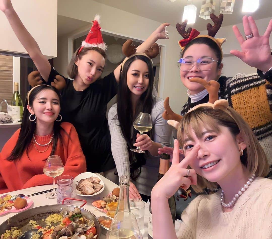 岩上愛美のインスタグラム：「今年も一年ありがとうございました🥰  X'masは親友達と楽しい時間を過ごし、2022年を幸せに締めくくることが出来ました✨ @akurimiura @akina___325 @moriharuna71 @mizuki9357   2022年もたくさんの方にお世話になりありがとうございました😌 来年もどうぞ宜しくお願いします✨ 皆様、良いお年をお迎えください🎍🌅  #christmas #クリスマスディナー #christmasparty #クリスマスランチ #bff #party #2022 #xmasparty #xmas #サンタクロース きた？」