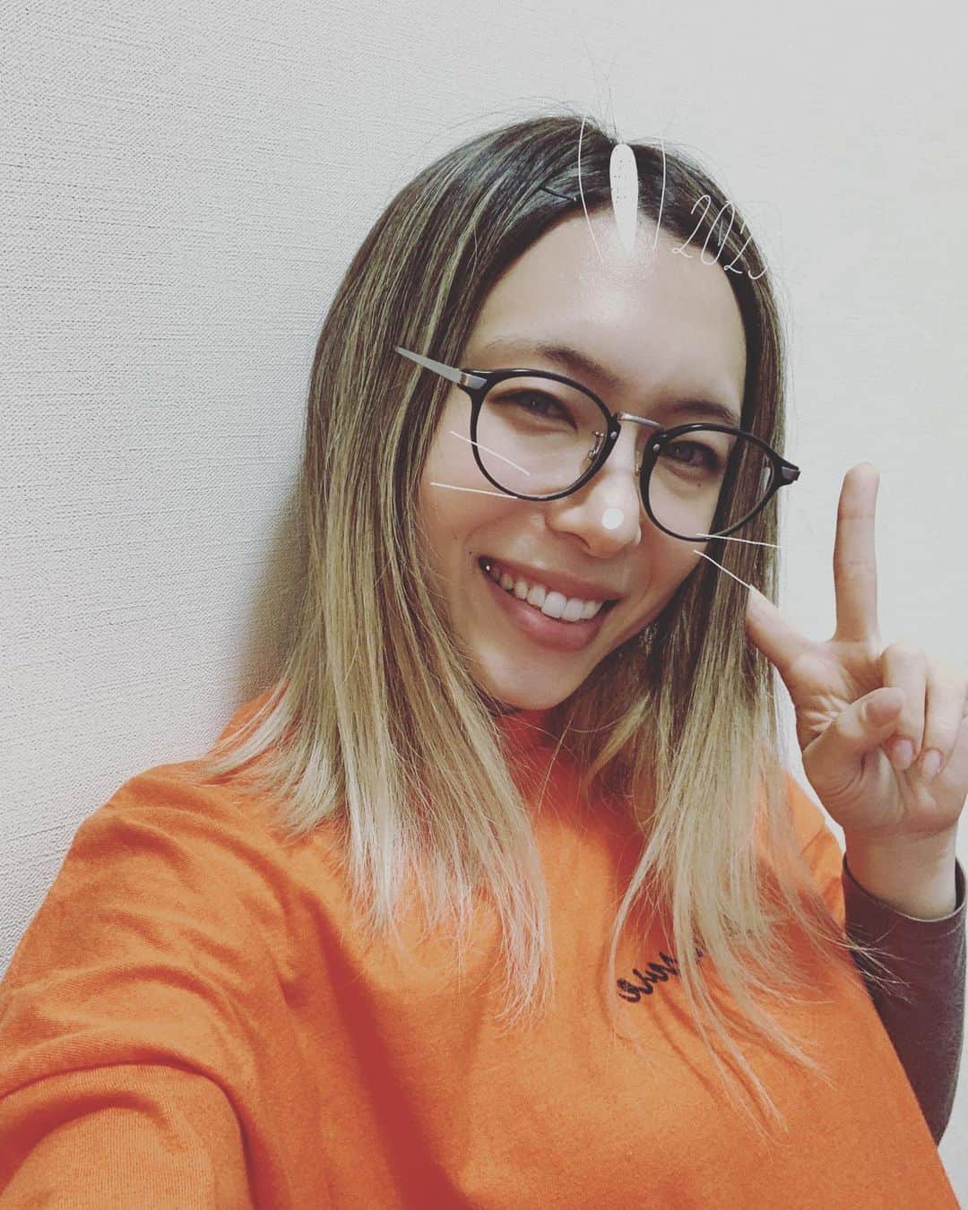 のインスタグラム：「12月27日からライブ配信を始め、 みなさまと近くでいられる空間を 毎日いられるように。  2023年もよろしくお願いします！  新しい挑戦は不安がいっぱいだのと、 今までやってきた自分と自問自答することになる。  だけど捨てるのでは無い、 そこから見つけたものを大切にしたいと思っています。  0から！  HINA」