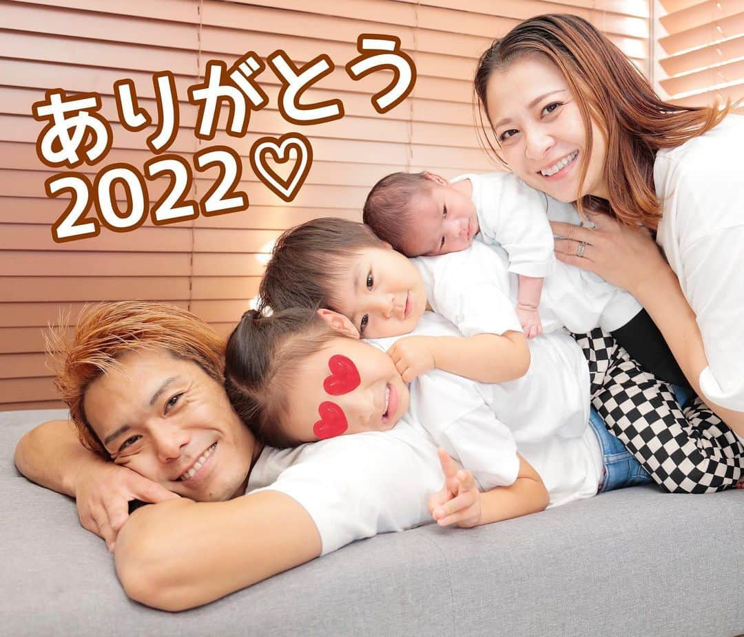 古澤恵さんのインスタグラム写真 - (古澤恵Instagram)「ありがとう2022年🐯✨  今年は妊娠、出産、3人育児と激動の日々であまり記憶にございません！笑  でも家族皆んな元気に今を精一杯楽しく過ごせたのでいい年でした😌  いつも温かく見守っていてくださっている方々ありがとうございます。 来年はパワーアップして仕事もプライベートも頑張ります🤟  では良い年をお迎えください🥂 . . . #ありがとう2022」12月31日 23時10分 - gugu1202