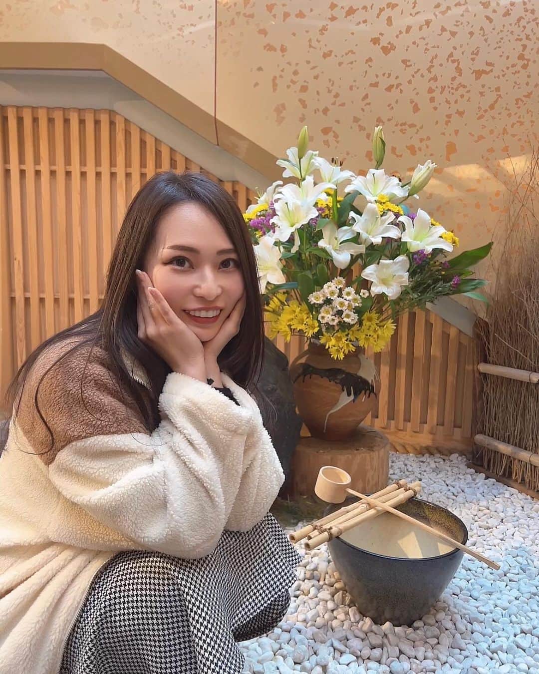 SHIZUのインスタグラム：「. . 2022年もお陰様で成長の年でした！ 一人の時間も大切にしつつ 人と関わるからこそ成長できました。 関わりある皆様に感謝と 自身にもお疲れ様と伝えたい🤣笑 . . 年重ねるごとに素直さと謙虚さを忘れず 何事も継続していくということが 簡単なようで難しいことですよね。 諦めずに継続を続けてきたことが開花したり 余裕ができて新しいことも始めたりと . "何にでもなれる" "一つずつマスターしていく" . 優れるよりも異なることを意識してきました！ . 与えられた環境で決めた目標を 結果に結びつけれるようpdca回して それでもまだまだと向上心を持って 取り組んできたなぁと思います。 20代も終盤であっという間で 何もしなければ何も無く終わる。 あの時にやっとけばよかった。と後悔しないために😭 . . とにかく人と人との縁のお陰様様でした🥹 圧倒的なギバーにはまだ程遠いかもですが、 見習いつつまた2023年も精進していきます😉 なにより楽しみながらチャレンジしていきます💪 . . #夢がたくさん叶った年  #来年も夢見つけて沢山叶えていく #誰にも見られるわけでもなくやっていく #最大のライバルは自分 #コツコツが勝つコツ #烏飛兎走」