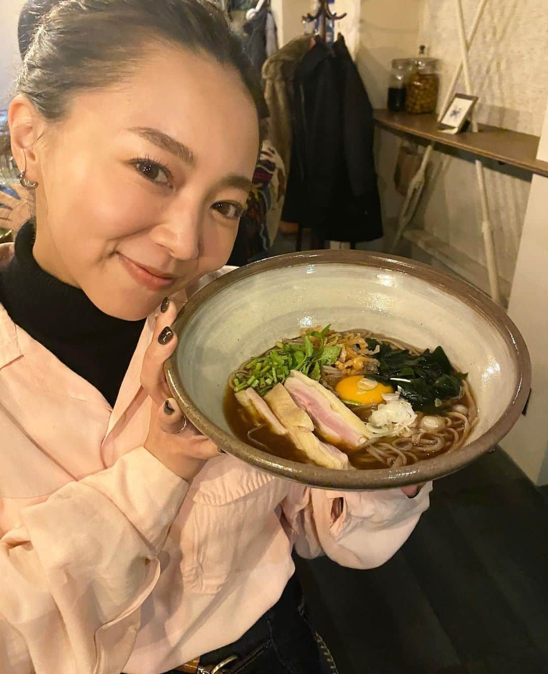 橋本愛奈のインスタグラム：「無事年越しそばを食べれましたので 2022年ゆっくり年越しさせて頂きます🐯 みんなも穏やかな日をお過ごしください！ 今年もたくさんありがとうございました！ 色々な方に支えて頂いた、 30歳にもなった節目の一年でしたッ 来年もしっかり頑張りますので、 よろしくお願い致します！ 良いお年を〜〜〜☺︎ #20221231 #ぐっばいさんきゅー2022」