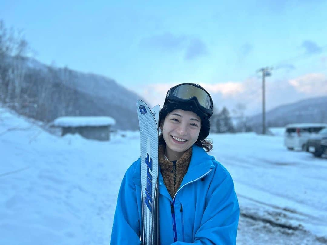 永楠あゆ美のインスタグラム：「2022年もありがとうございました。 静岡での活動が少しずつ広がり、ご縁をいただいた一年でした。 この地で繋がれたご縁や出会いも、 そして友人や宝塚時代から心を寄せてくださる方々が静岡へ足を運んでくださることも、本当に嬉しかったです。  2023年も変化を恐れず、個性的な存在でありたいと思います。 どうぞよろしくお願いします。  みなさま、素敵な年をお迎えください。  （10年ぶりのスキーに⛷はしゃぎまくったあとの私！）  #2022 #2023 ##snow #雪景色 #skiing #永楠あゆ美 #ayumiena #enagraph」