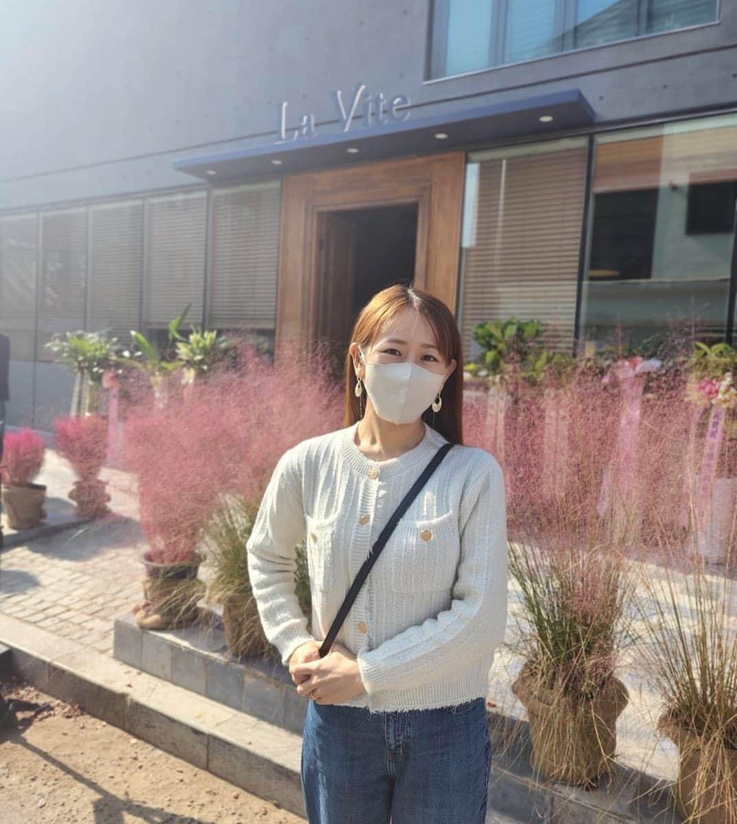 北林明日香のインスタグラム：「今年も皆様大変お世話になりました  韓国生活2年目となった今年は去年よりも新しい出会いや経験がたくさんあった気がします。まだまだ失敗と反省だらけの毎日ですが来年も前向きにたくさんの経験や挑戦ができますように  そして全ての人が健康で楽しく過ごせますように  良いお年をお迎え下さい✨  올해도 많이 웃고 많이 울고 바쁘게 살았던 한 해였습니다 아직 부족한 저를 도와주신 모든분들에게 진심으로 감사합니다  #2022 #大晦日 #한국생활 #年越し蕎麦食べて紅白見て過ごす大晦日 #落ち着く」