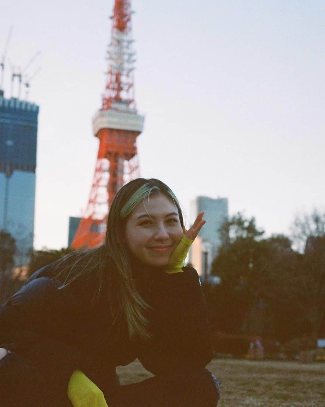 のインスタグラム：「2022年 1月 今まで1人語りが多かった発信でしたが、社会で起きてることをより楽しく正直に感じた通りに伝えるために @reikoofficial と　@tokyoyoungboss s今ではDiscord でリスナーの皆さんと濃く話すコミュニティへと進化✨🥹  2月保護犬えるが家族に🐶。 命の大切さ、愛おしさ、なんなら生きるとはみたいなことまで考える。(えるに長生きしてもらいたいから食事面で料理したりついでに自分の健康に気遣い始めるw)  そんな中 2月末ウクライナ侵略がスタート @junwelt と team @jamtokyo として何ができるのか考え始める。 まずは渋谷デモに参加。 (知ることから！)  3月　@umtokyo スタート 約2年ほど練っていた構想がやっと現実に… 「せっかく社会問題に興味を持ったのに、意識高い系って言われる」「本当はもっと知りたいことあるし社会問題系について話したいけど間違っていたら怖くて話せない」 という声をたーくさんもらっていたので 誰でも気軽に否定されることもなくお互い尊重できるコミュニティカフェ　um cafe をスタート。 右も左もわからない中同じ Z世代の仲間達と一緒に試行錯誤(泣いたり泣かせてしまったり喧嘩したりw)しながら今では可愛いバイトメンバーまで増え、ナイトイベントから真面目なイベントまで幅広いオフラインスペースが誕生🎉  (社会問題に正解不正解はなく、まずはコミュニケーションを取ることが大事と信じているので、ぜひまだ来てない方は遊びに来てください🤍)  4、5月 Junya といい意味でフラっとウクライナ国境ポーランドへ行く(ついでにロンドンも✌︎) 久々の海外ってのもあり本来自分たちが願っていた現場へ取材が実現。 自分達に「しか」できない 映像x取材の形の模索スタート(現在も進行系！)  8月念願の FORBES 30 UNDER 30 JAPAN!! そして @jamappareltokyo の本格始動。 アシスタントちゃんたちも加わり、ボスとしての宿命も実感。 (めそめそぞーんもありましたが😂)  9月久々のファッションウィークと初ロンドンリモート @jwave813  10月　毎週ハッスルしてる @startline_813 がなんと3年目に突入。(スタートライナーズには愛しかありません🫶🏼)  11、12月はとにかくがむしゃらに。記憶なし。 よく学びよく働き……  ってな感じで自分なりに2022年振り返り。 マネージャーチームにも感謝しきれません！が！来年はもっともっと頑張りたい。頑張る。よ！  変わらず、自分らしく 楽しく良い意味で時にはテキトーに、自分が気になるもの、取材したことを発信していきたいと思います😤🫶🏼  来年は “自ら取材へ行くモデル、ラジオナビゲーター　長谷川ミラ”として駆け抜けます。  みなさま2023年もよろしくお願いします🐰  #happynewyear !」