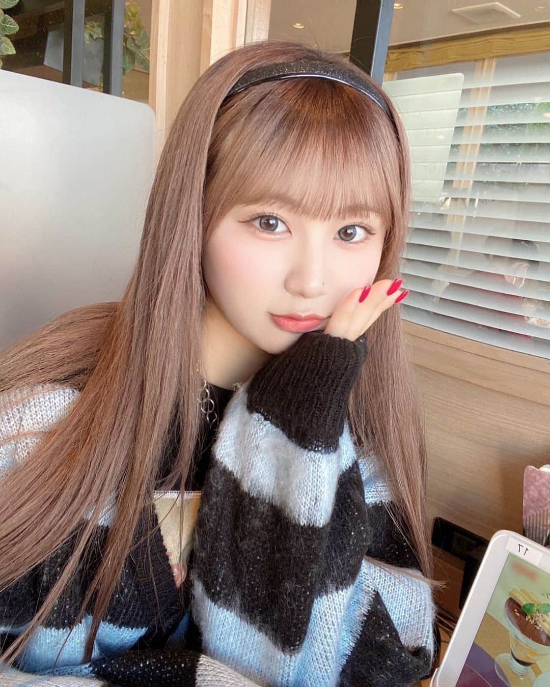 宮丸くるみのインスタグラム：「2022年もインスタ見て下さってありがとうございました🥹🤍  2023年色んなとこ行って沢山色んな経験して楽しすぎる思い出作っていきたいと思います！🧏🏻♡  2022年👋👋  ・ ・ ・  #02 #ロングヘア #ぱっつん前髪 #ストレートヘア #カチューシャ #2022」