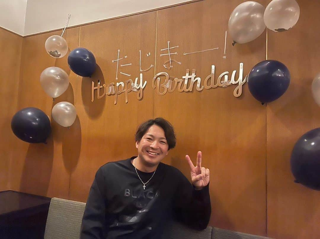 田島慎二さんのインスタグラム写真 - (田島慎二Instagram)「年末は誕生日をお祝いしてもらったり、家族で沖縄に行ったりとバタバタしてましたが元気に年越しできそうです😁 野球は情けない年が続いてて全然納得できてないですが、応援してくれてる人がまだまだいるのことがこのオフで死ぬほど伝わったのでしっかり頑張ります！ みなさん良いお年をお迎えくださーい😆」12月31日 23時13分 - taji.12