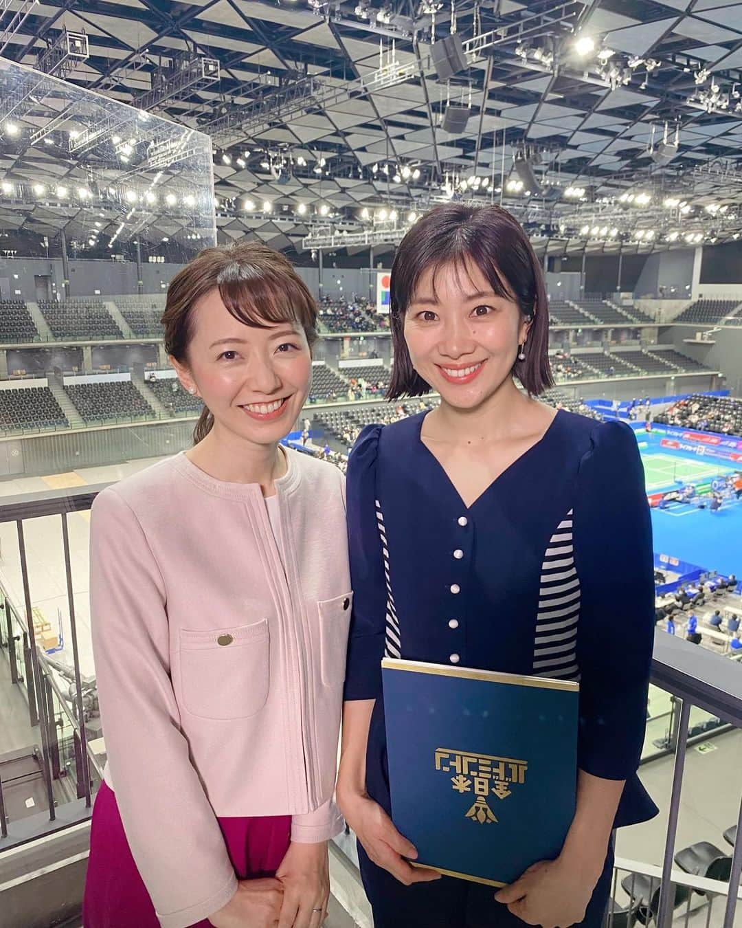 内田嶺衣奈のインスタグラム：「昨日、全日本総合バドミントン選手権の中継を終えて、仕事納めしました😊✨  熱き戦いの連続…！ 本当にお疲れ様でした🥹👏✨  そして今年も、潮田さんと中継MCをご一緒できて幸せでした☺️💓💓 潮田さんが名付けてくれた、レイチェルコンビ😚💓笑  そして解説でいらしてた陣内さんとも🧡 お会いする度にいつも優しい言葉をかけてくださいます😭✨嬉しい…  年末は全速力で走り抜け、 気付けばもう大晦日でした👀  皆さま今年もありがとうございました✨ 良いお年をお迎えください😊！ 来年は卯年🐰💕  #全日本総合バドミントン #🏸 #潮田玲子さん #陣内貴美子さん #仕事納め #ありがとう2022♡」