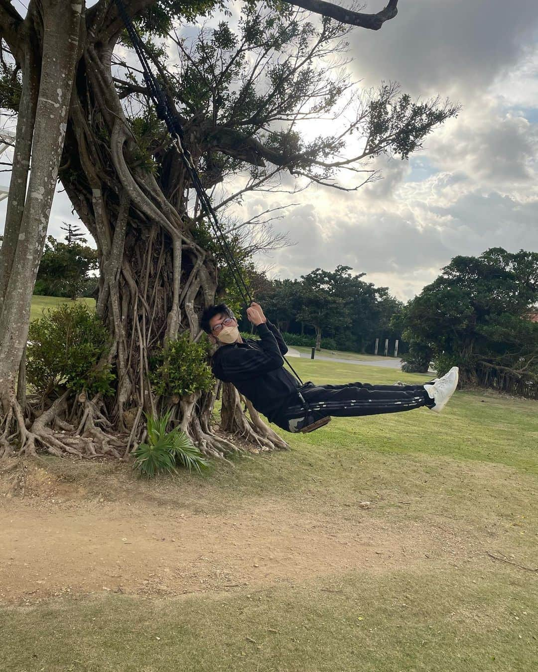 知念芽衣さんのインスタグラム写真 - (知念芽衣Instagram)「今年もあとわずか、、、 毎日笑ったり怒ったり、 怒ったり怒ったり、、、 しながら楽しく子育てし、 家族のチームワークを深めた2022となりました😂  トライ&エラーの連続。  お世話になり、 本当にありがとうございました❣️  一枚目 2022樹氏。同一人物と思えないほど、 コロコロ顔変わりました。  二枚目 2022 サニー氏。立派な犬のおねえとなり、 サニーちゃんな存在に感謝しかありませ#ん。  三枚目。最近自分でヘアセットするようになった息子と、年々支度時間が短縮となりおしゃれを忘れていくわたし。  四枚目　いつ見ても躍動感がない、、 夫のたかし氏。  2023も宜しくお願いします🤲✨  #2022大晦日  #2022」12月31日 23時18分 - meichinen