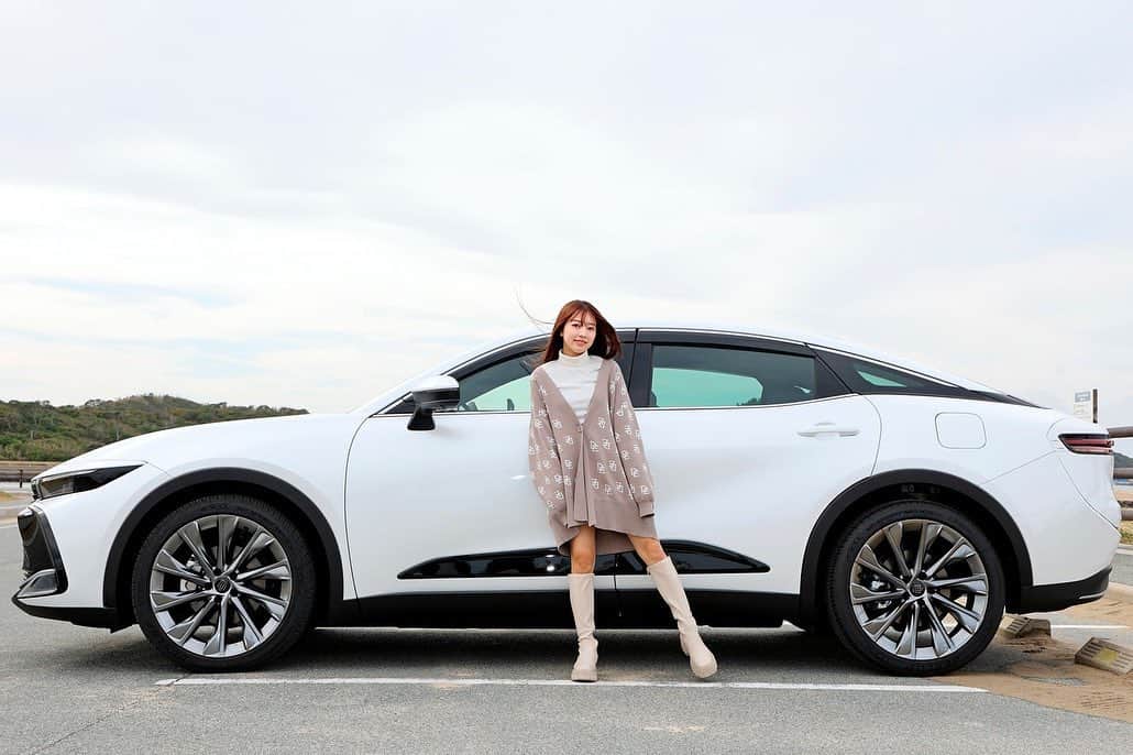 高木悠未のインスタグラム：「🚗=3  今回は、ネッツトヨタ西日本さんに新型クラウンをお借りして、宗像エリアへドライブに行って来ました☃️❕  車内の高級感と居心地の良さが最高でした!!自分が車持つなら白かな〜!黒も好きやけど🖤  詳しくは 「ネッツ西日本　LinQ」で検索してね！  #ネッツトヨタ西日本#ネッツ西日本#LinQ #カワイイ女子旅ココしっとーと#女子旅#福岡女子旅#福岡ドライブ#車好きな人と繋がりたい#ドライブ好き#福岡#fukuoka#トヨタ#トヨタグラム#ネッツトヨタ#宗像大社#辺津宮##cafe_mm_#tonkoyafishmarket#クラウンクロスオーバー」