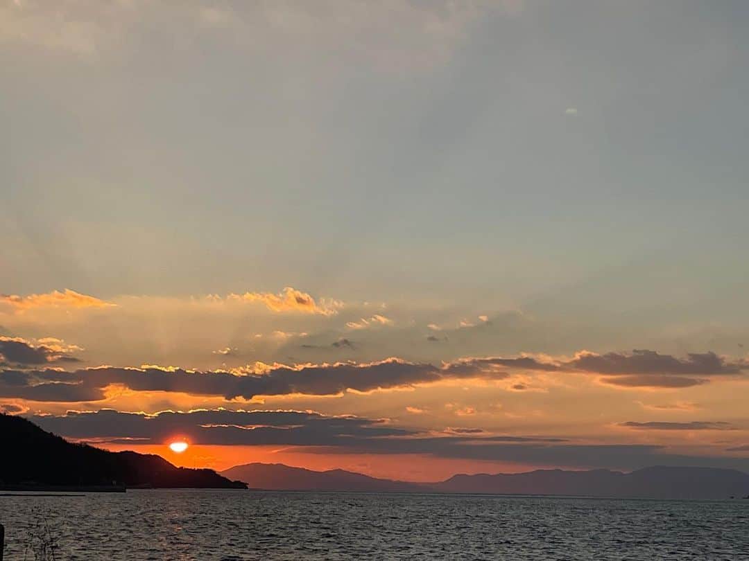 岡峰光舟のインスタグラム：「今年最後の夕陽。 2022年も皆様ありがとうございました！2023年もどうぞよろしくです。」