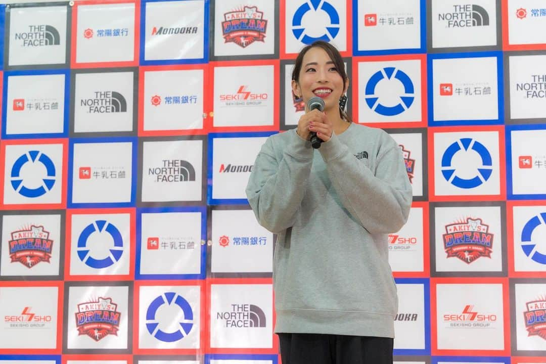 野口啓代のインスタグラム：「2022振り返り AKIYO’S DREAM👑❤️  今年は自身初プロデュースとなる大会を開催されて頂きました‼️  豪華過ぎる日本の男女TOP10の選手のペアコンペ👫🏻 地元龍ケ崎市の母校の子供達のボルダー体験会🧗‍♀️ 完全配信型コンペティション🎥  何から手をつけていいのか分からないことばかり、周りに心配されて助けてもらって、改善点も沢山あるけど、選手のカッコいいパフォーマンスと大会が面白かったと本当にやって良かったです🥹✨  大会を盛り上げてくれた選手のみなさん、セッターのみなさん、スポンサーさん、関係者のみなさん、本当に感謝です🙏🏻✨  私ももっとレベルUPしてクライミング界を盛り上げていけるように頑張ります✊🏻🔥🔥  @akiyos_dream」