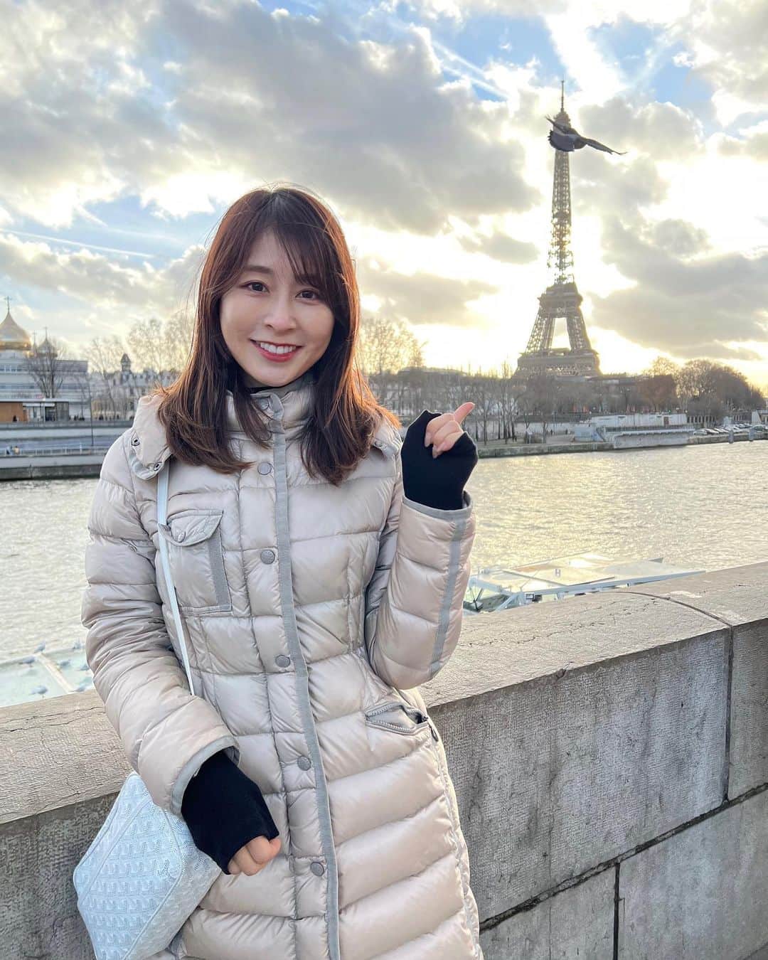のインスタグラム：「. パリに来ています♪ みなさん大正解です😆🇫🇷✨  年越しはどうお過ごしですか？ 年越し蕎麦は食べましたか？🤭🍜  8時間の時差があるので日本のみなさまより ちょっとだけ遅く新年を迎えたいと思います♪ 2022年もたくさんのあたたかいコメント 応援本当にありがとうございました✨ . . . . . . . . . . . . . . . . . . . . #パリ旅行#paris#パリ」