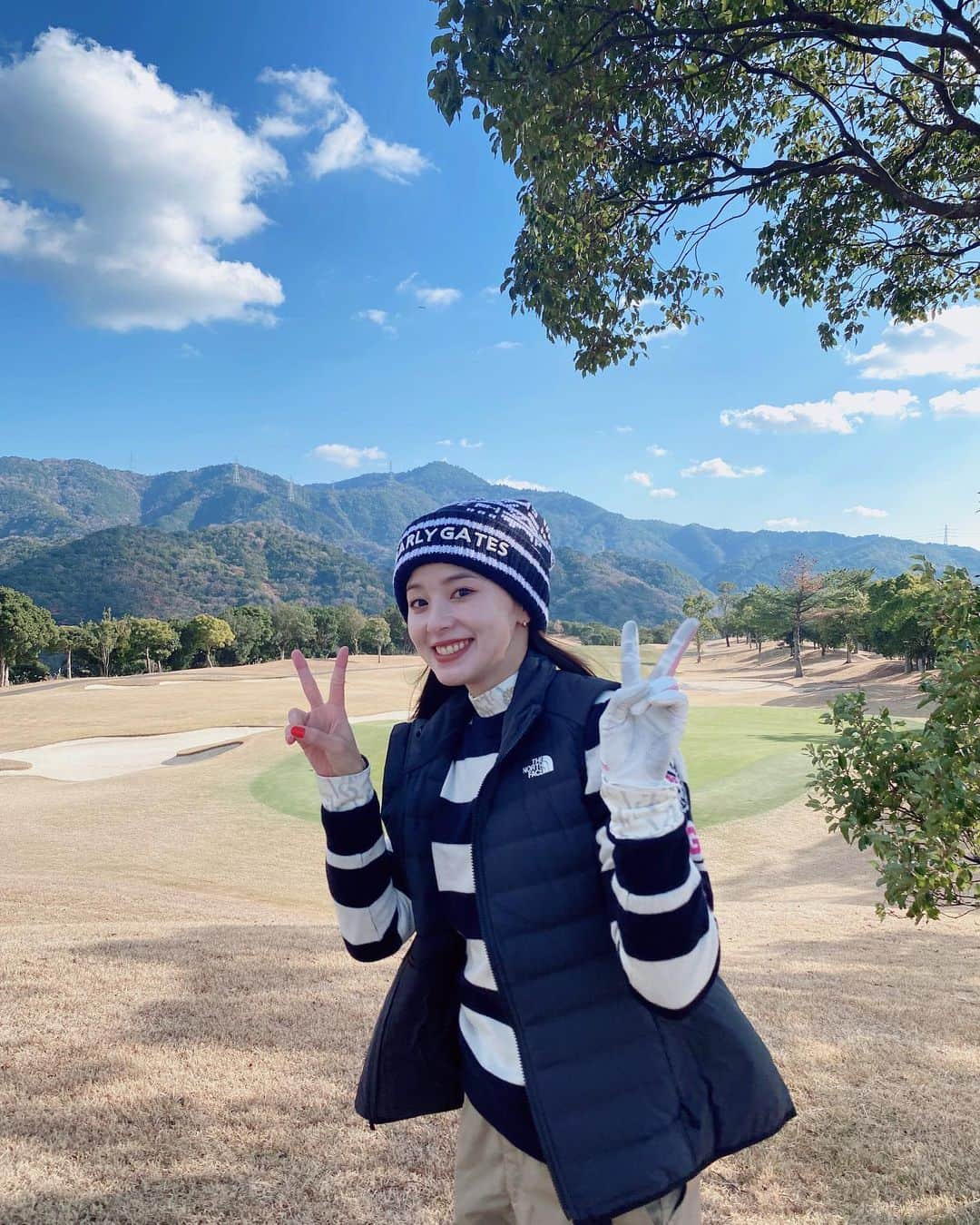 のインスタグラム：「. . 2022.12.31 本年も沢山お世話になりました！＾＾ . . 最近のお写真💓 やっと父親と一緒にゴルフコースに 行ってきました！＾＾ . とってもいい日でした🫶 . 皆様来年もよろしくお願い致します♥️ . . .」