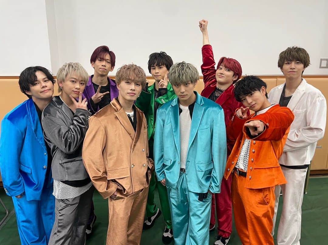 のインスタグラム：「ももいろ歌合戦初出場させて頂きました🍀そして今年最後はバッタマンを披露させて頂きました！✨「超特急」というどこにも無いジャンルをこれからも貫いて、更に来年はもっともっと沢山の方に知って貰えるように頑張ります🚅✨  日本だけではなく世界中に元気を与えられる様なアーティストを目指していきます✨  今年も超特急を愛してくれてホンマにありがとう。 8号車、愛してんでー！ 良いお年をやで！  #ももいろ歌合戦 #超特急」