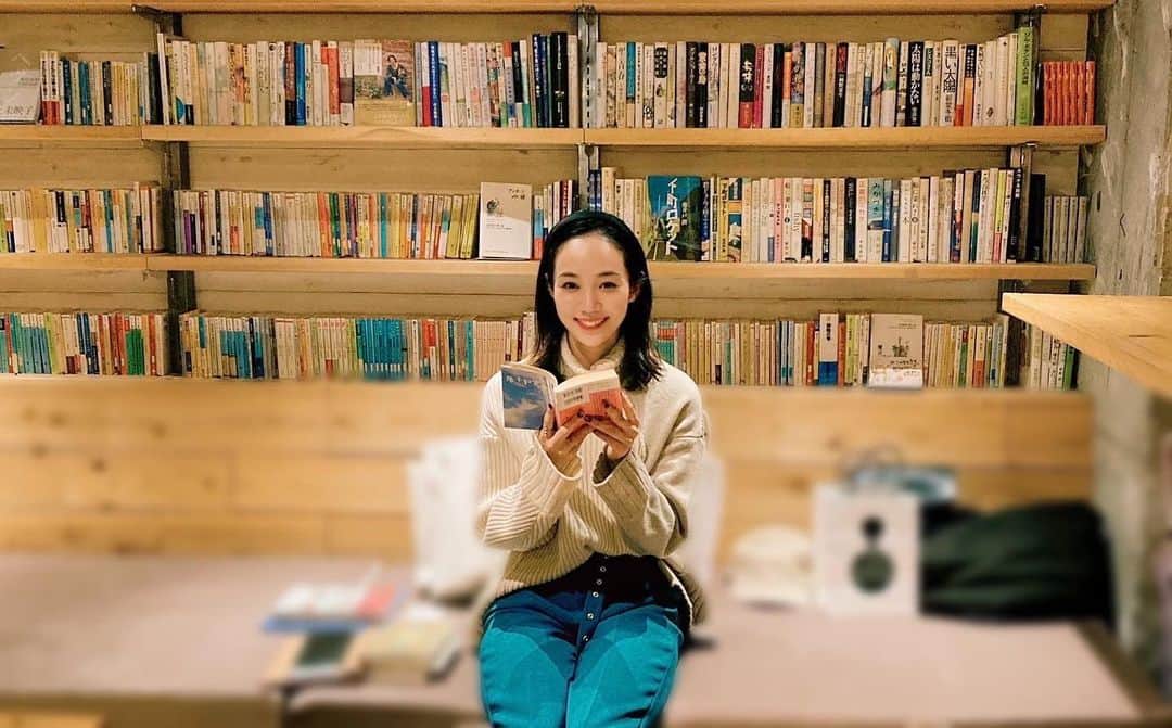 のインスタグラム：「2022年。 ⁡ 変化の多い 濃い、濃い、いちねんでした。 ⁡ 振り返ればたくさんの方々の笑顔が目に浮かびます。その素敵な笑顔ひとつひとつのお陰様で、私は今日まで歩むことが出来たなぁと…感謝の思いが溢れる大晦日です。 ⁡ 本当に、本当に、ありがとうございました。 ⁡ ゆく年に感謝を。 くる年にも感謝を。。 良いお年をお迎えくださいませ🎍 ⁡ ⁡ #今年心躍った場所のひとつ #森の図書室 #しあわせ時間 📚」
