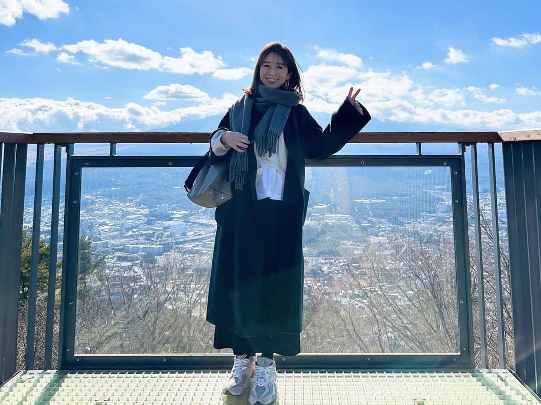 伊藤舞のインスタグラム：「🤍 2022年は新たな経験と学び多めの1年でした。 みなさま、本当にありがとうございました♡ . 次の1年も自らボーダーラインを引かずに ぐいぐい経験値を上げていけたらと思います。 . 2023年もどうぞよろしくお願いいたします♡ . . #大晦日 #もう眠たい #富士山と撮ったつもりが #富士山完全に隠してました #よいお年を」