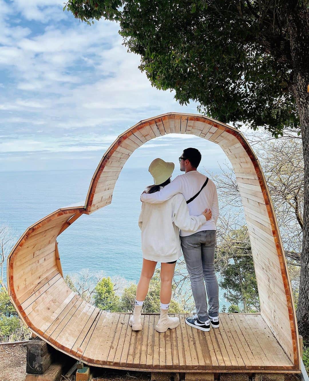 YOKOのインスタグラム：「2022年お世話になりました🧡 そしてありがとうございました！  今年は結婚して、一緒に暮らしはじめて新婚や〜思ってたら半年で旦那海外行きが決まり クリスマスも年越しも実家という次第です笑  半年に1年分くらいの内容詰め込みすぎて友達と遊ぶ体力がなかったのちょっと悔やまれます🤣w  来年もたぶんバタバタでしかないけど今年よりはふっ軽に過ごしたいな〜と思います✌🏼  2023年もよろしくお願いします🥰  #thankyou2022#2022」