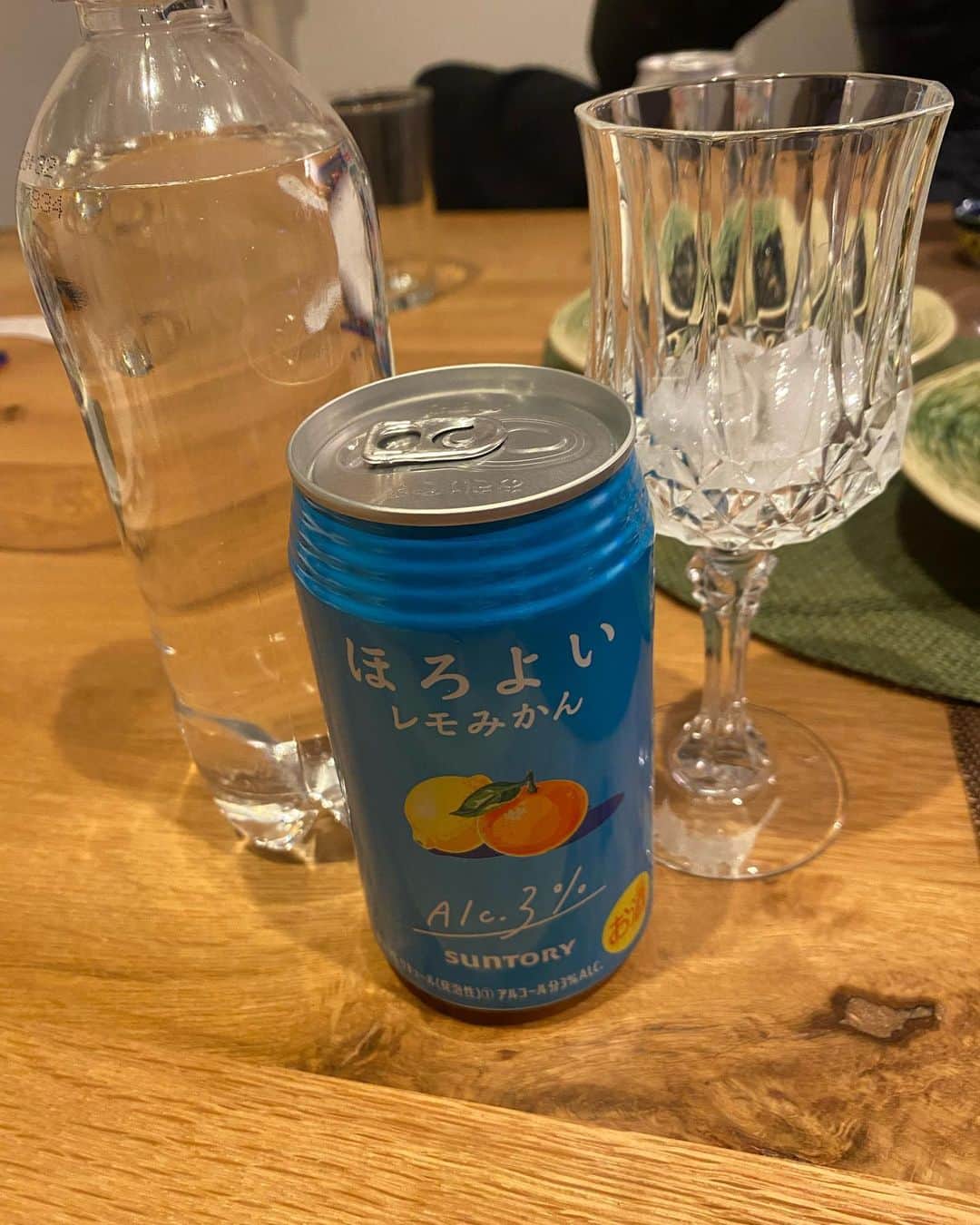 北川まみのインスタグラム：「妊娠以来、初めてのお酒…😳 一年半ぶりくらい！ 度数3％のお酒をさらに炭酸で割って1.5％にしたけど、三分の一も飲めない🤣 もうお酒辞めた方がいーかな😬  来年はどんな年になるのかな〜✨ 皆さま良いお年をお迎えください🙇‍♀️💕」
