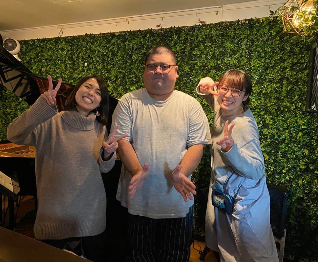 のインスタグラム：「20221230 2022年ライブ納めはアシタカアヤコちゃんと！ 年内で閉店するよんちゃで。出町さん営業で。演奏できて嬉しかった。 アシタカちゃんとはずっと前から友だちなんやけど、今回初めて共演できました。ありがとう。 #アシタカアヤコ #四軒茶屋」