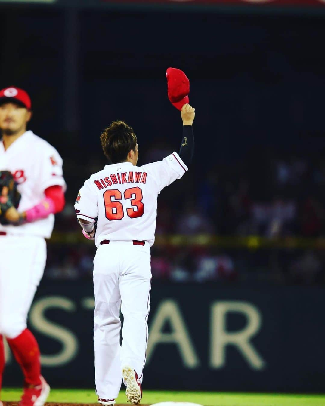 西川龍馬のインスタグラム：「2022年も応援ありがとうございました⚾️ 2023年はやったります🤙🏽 来年は優勝してみんなでハワイ行こう🌴🌺 では良いお年を🎍」