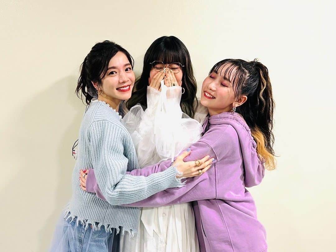 のインスタグラム：「#NHK紅白 歌合戦 milet×Aimer×幾田りら×Vaundy  「おもかげ」 ありがとうございました！！  4人で同じ波に乗りながら 最高に楽しいねって目で身体で歌で 表現し合いながら歌っていたあの時間、 感動と幸せが溢れ出してました💭  「おもかげ」が繋いでくれた音楽の輪を これからも大切にしたいです😌」