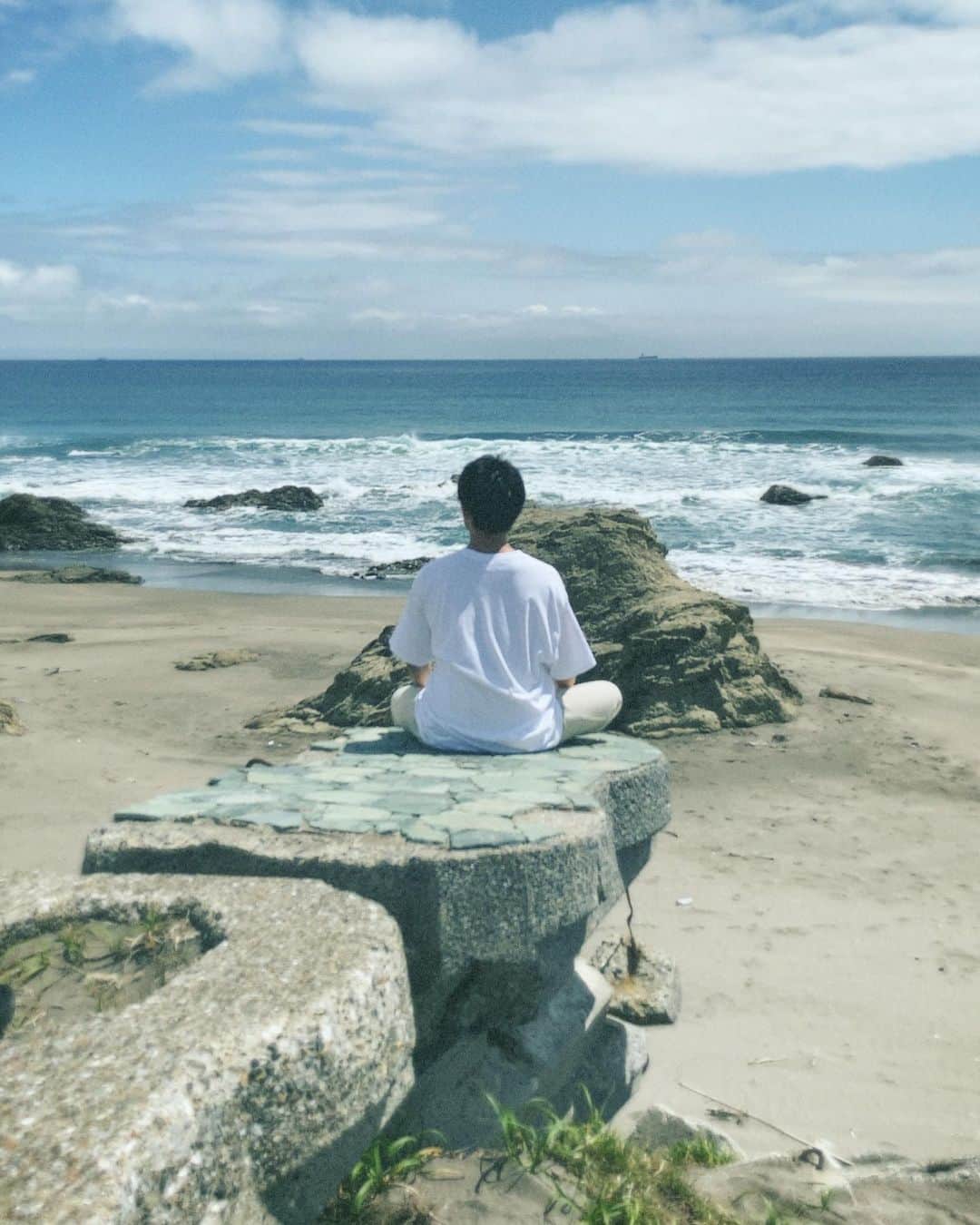 松浦司のインスタグラム：「2022年　 沢山の出会いお仕事に恵まれ充実した年になりました。  観劇、配信、いつも応援してくれて本当にありがとうございます‼︎  そして沢山の作品を愛してくれてありがとう。  ⚫︎梅棒 13th "RE"WORK『風桶』  ⚫︎雑踏音楽劇 ネオンキッズ   ⚫︎ヒプノシスマイク -Division Rap Battle-』Rule the Stage 《Mix Tape1》 《Rep LIVE》  ⚫︎ミュージカルるろうに剣心京都編  ⚫︎西島数博プロデュース  JAPAN DANCE INNOVATION  『LOVE IS ALL 2022』  ⚫︎Shya7 the LIVE 2022  ⚫︎サラリーマンナイトフィーバー  来年はどんな作品に出会い、どんな人と新たな出会いがあるのか楽しみです。  自分事ではありますが 弱さを凄く実感した年でもありました。  それでもファンの皆さん、一言、手紙、会いにきてくれたり、仲間の支えで乗り越えてこれました。  自分が弱ってるときに支えてくれたみんなをいつか僕が必ず支えてあげれるよう、もっと大きな人間になりたいと思います。  本当にありがとうございました。  2023年は自分自身と向き合いながら 丁寧に愛をもって生きて生きていきます。  thank you」