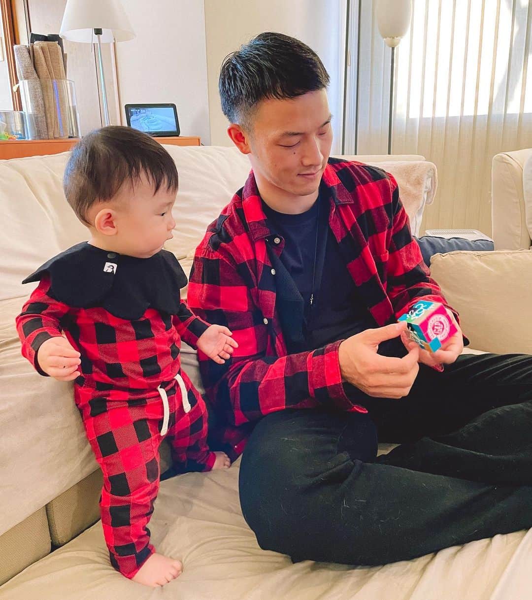 薮田和樹のインスタグラム：「. 2022年もありがとうございました！ 今年は新しい家族を迎え、 幸せな忙しさを感じながら色々な経験をし、 すごく充実した1年になりました！ プロ野球選手である以上野球で結果を残してこそ 充実した1年と言えるということは 重々承知しておりますが 夫から父になり、1人の人間としてなんだか一歩 成長できたのではないかと感じています！ それもこれも宝物を産んでくれて、 初めての経験の中、妻と母の二刀流を 頑張ってくれているカルナと 突然お姉ちゃんになったことに たまに怒りながらも頑張ってくれている麦の おかげだと思っています☺️ 普段は忙しくなって、感謝の気持ちや 愛情を伝える機会が減ってしまっているけど 感謝の気持ちでいっぱいです🙇‍♂️ いつもありがとう☺️ そんな薮田家を温かく見守り、支えて下さっている 皆様にも感謝の気持ちでいっぱいです☺️ どうか2023年も宜しくお願いいたします🙇‍♂️ #そんな年の瀬に結婚指輪をなくしてしまいました #ごめんなさい」