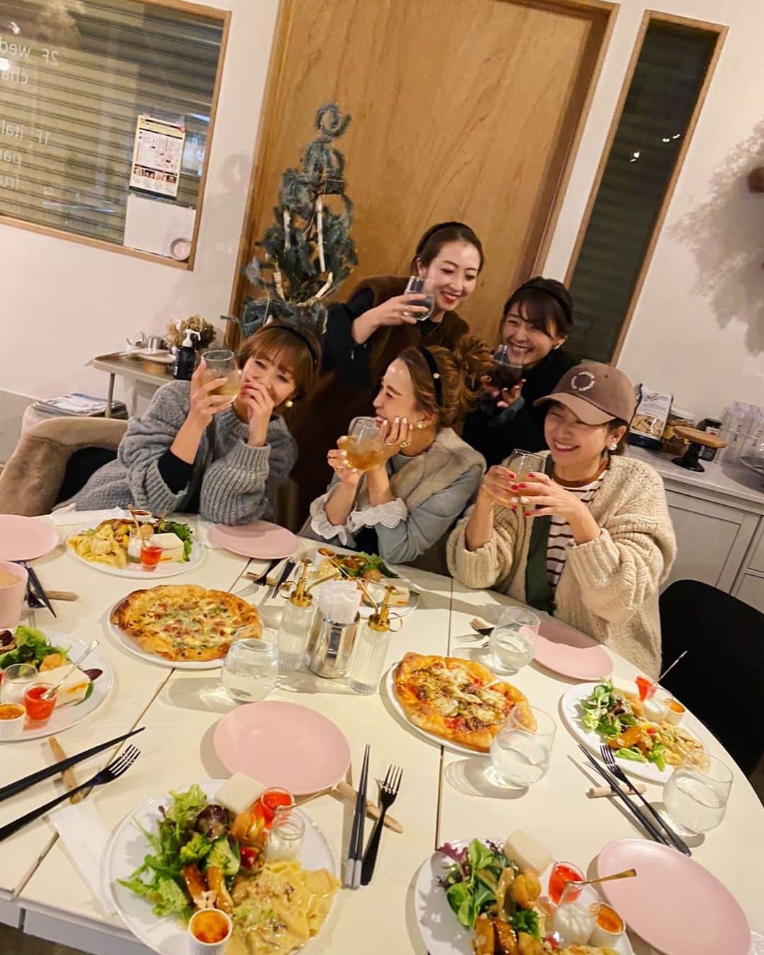 k.eee.iのインスタグラム：「⁡ ⁡ ⁡ もうすぐ2023年🐰!! ぎりぎりすぎだろ-。爆 ⁡ 伝えたい想いは山盛りですが… ⁡ バタバタしまくりの年末で🤪 (毎年の事だけど~ ⁡ 一言、いや二言だけ🫶 ⁡ 今年もHOWDY.を通して たくさんの愛とHAPPYを ありがとぅございました♡♡♡ ⁡ そしてそして試着会は ほんと-に贅沢で幸せな時間で✨ 私にとってもHOWDY.にとっても 大切な大切な年となりました-🥺🫶 ⁡ 2023年は出産も控えており今年以上に スロ-ぺ-スになるかとは思いますが 周りのみんなに甘えさせてもらいながら HOWDY.もかぁちゃんも全力で頑張りますっ💪♡ ⁡ いつも HOWDY.を愛おしく大切に 思ってくださるみなさま🤍 ほんと-にありがとぅございます!! ⁡ そして2023年もよろしくお願いします😌♡ ⁡ それではみなさま~ ステキなお正月をお過ごしくださ-ぃ🐰" ⁡ ⁡ #UPしたい写真ありすぎ問題 #2023年に持ち越しです #私試着会からまだ時が止まってます #みんな目が線 ⁡#幸せってコトね♡♡♡♡♡」