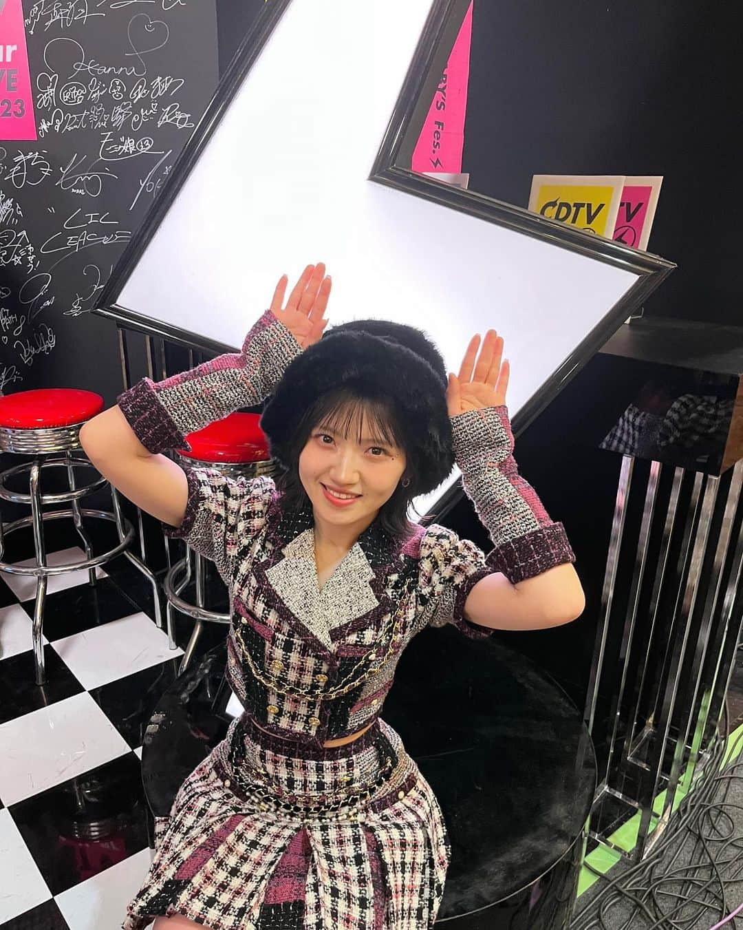 村山彩希さんのインスタグラム写真 - (村山彩希Instagram)「. 🍎ゆいりーからメッセージです🍎  2022年も ありがとうございました。 今年1年新しい挑戦を たくさんさせていただきましたけど その中でも写真集は 私の人生において とても大きな出来事でした！  お渡し会で 直接会えたり楽しかったです。 来年もいろんな一面も見せれる 素敵な一年になりますように。  村山彩希」1月1日 0時02分 - yuiri_murayama_1st