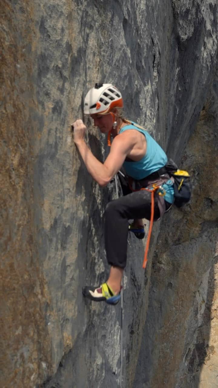 マチルダ・セーデルルンドのインスタグラム：「A little clip from “Rayu” with @sashadigiulian @bretteharrington ⚡️💛 Definitely one of the highlights of 2022! The whole film about Rayu is now available online 😊   📹 @chrisalstrin @reelrock   #climbing #multipitchclimbing #tradclimbing #bigwallclimbing #reelrock #picosdeeuropa」