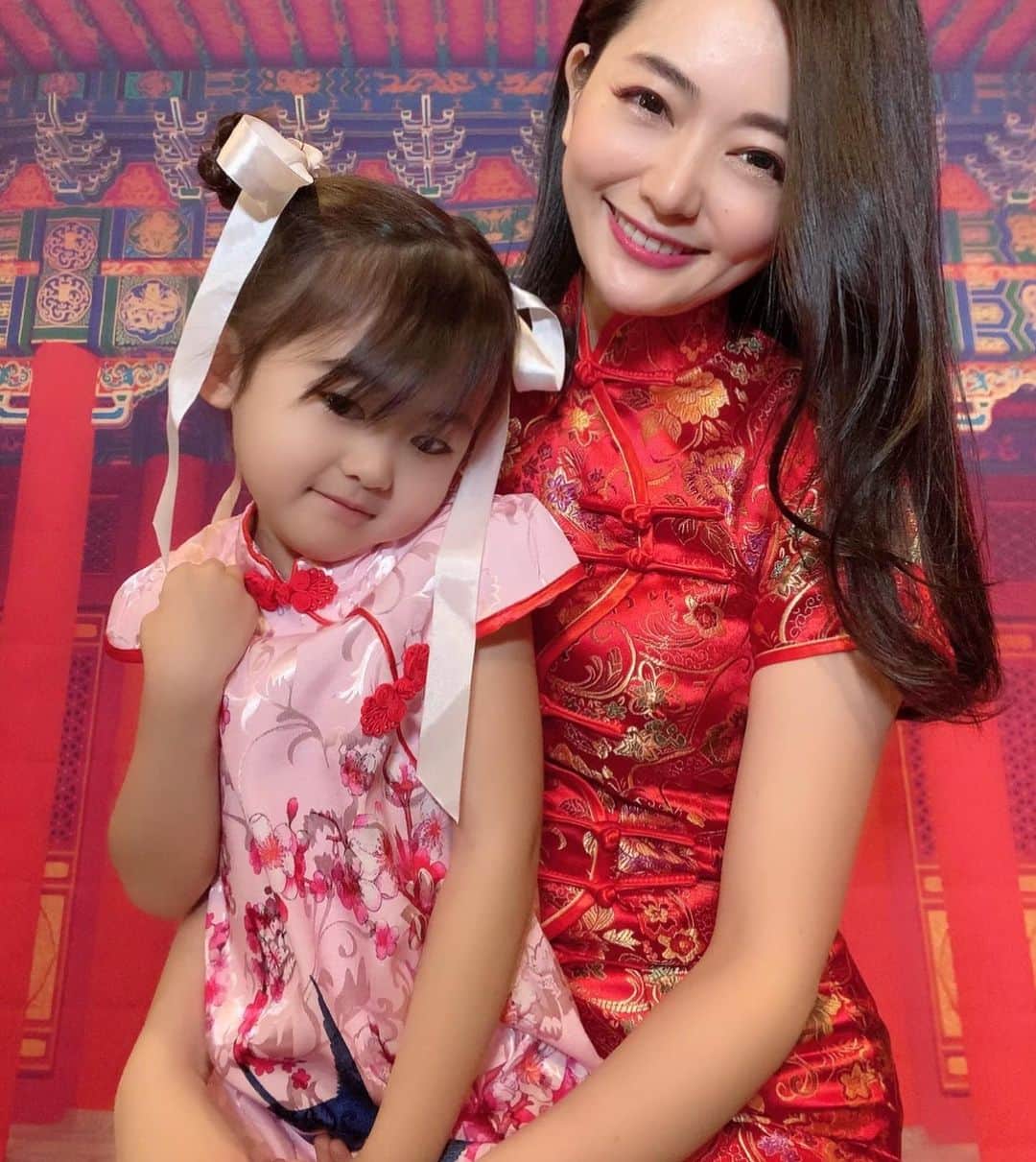 山口愛実のインスタグラム：「今年はアパレルモデル、美容広告モデル、広告のお母さん役の割合が4:3:3と非常に有難いバランスでお仕事をさせて貰いました。  結婚を機に芸能界を引退し表に出ることももう無いかと思っていたのですが素晴らしいクライアント様達と出会い、こうして今はモデルとして活動出来ること感謝しております🙇  アイドル時代、応援して下さった皆さんとも10周年ライブやお友達のイベントなどでお会いすることが出来てとっても嬉しかったです。 根暗な私は自分のような人間にはファンなんて居ないと当時は思い込んでいたのですが月日が過ぎても会いに来て下さる方々がいて本当に幸せです😌❤️  長年見守って下さっている方々やモデルを始めてから知って下さった皆さんにも恥じぬように新しい年も精進して参ります。  良いお年を⭐️」